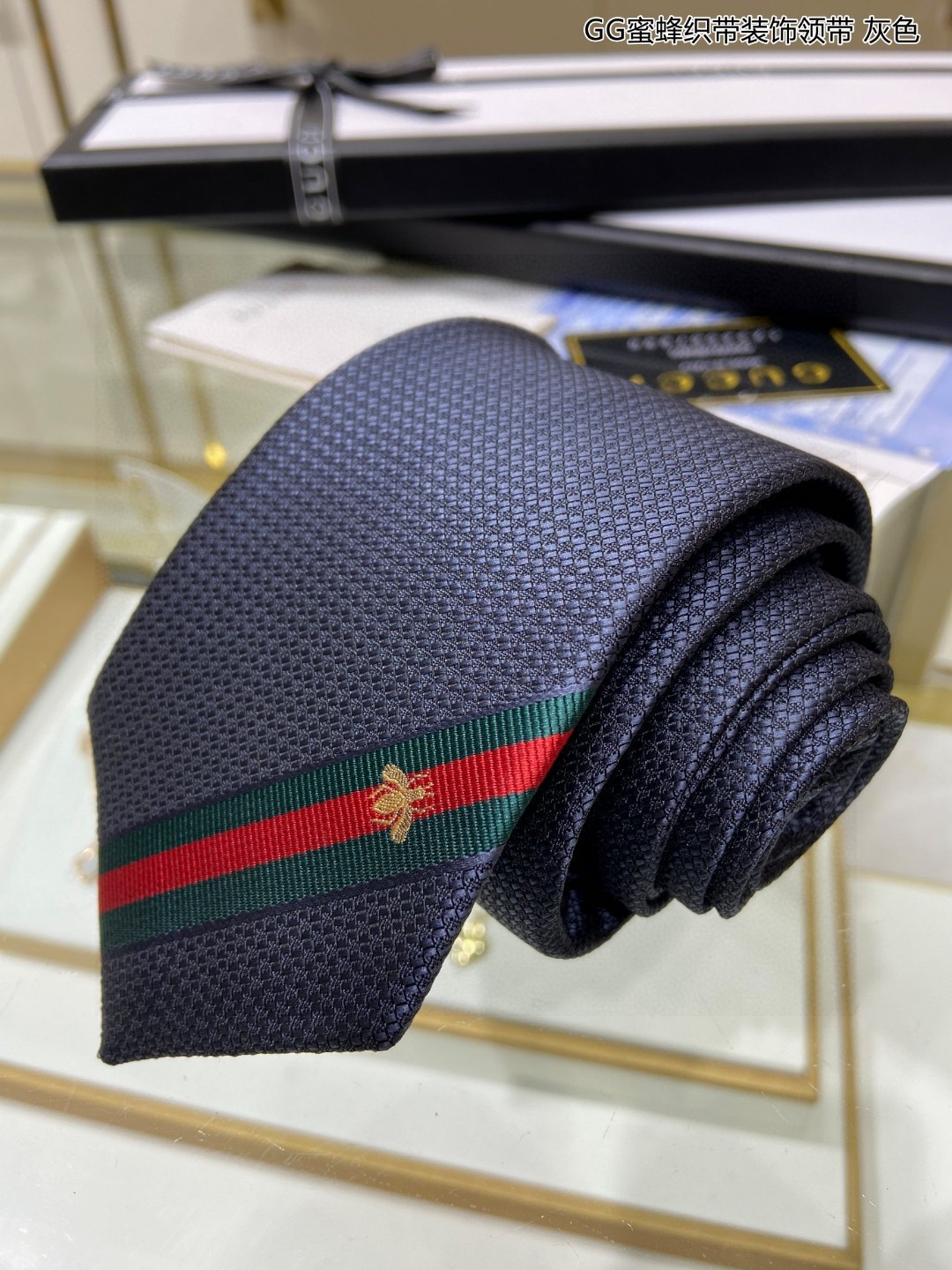 特价家男士领带系列GG蜜蜂织带装饰领带稀有展现精湛手工与时尚优雅的理想选择这款领带将标志性的主题动物小蜜