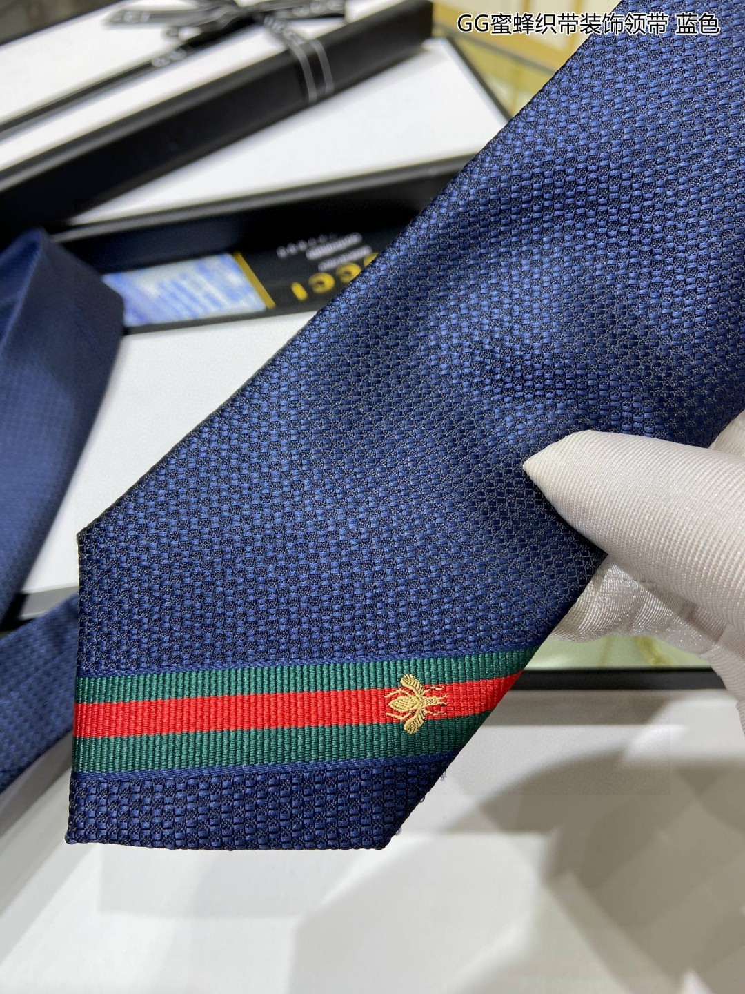 特价家男士领带系列GG蜜蜂织带装饰领带稀有展现精湛手工与时尚优雅的理想选择这款领带将标志性的主题动物小蜜