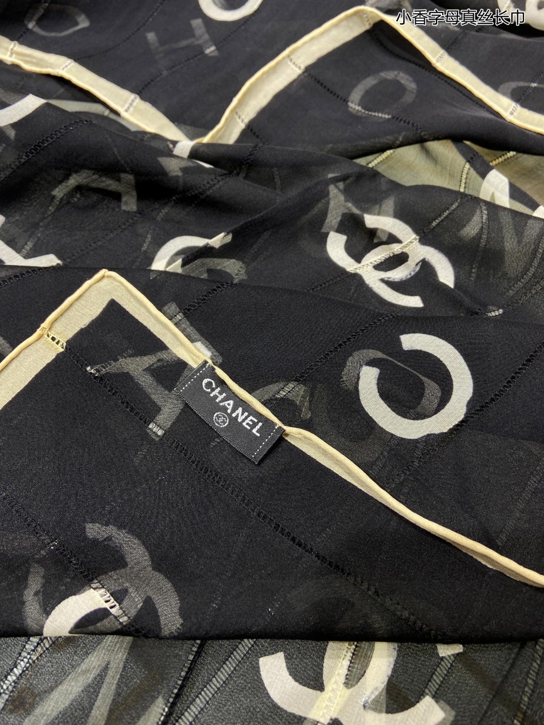 新最新款小香字母真丝长巾真丝雪纺采用LOGO字母元素图案印花工艺呈现于轻盈雪纺面料之上围巾完美奂就醇真的