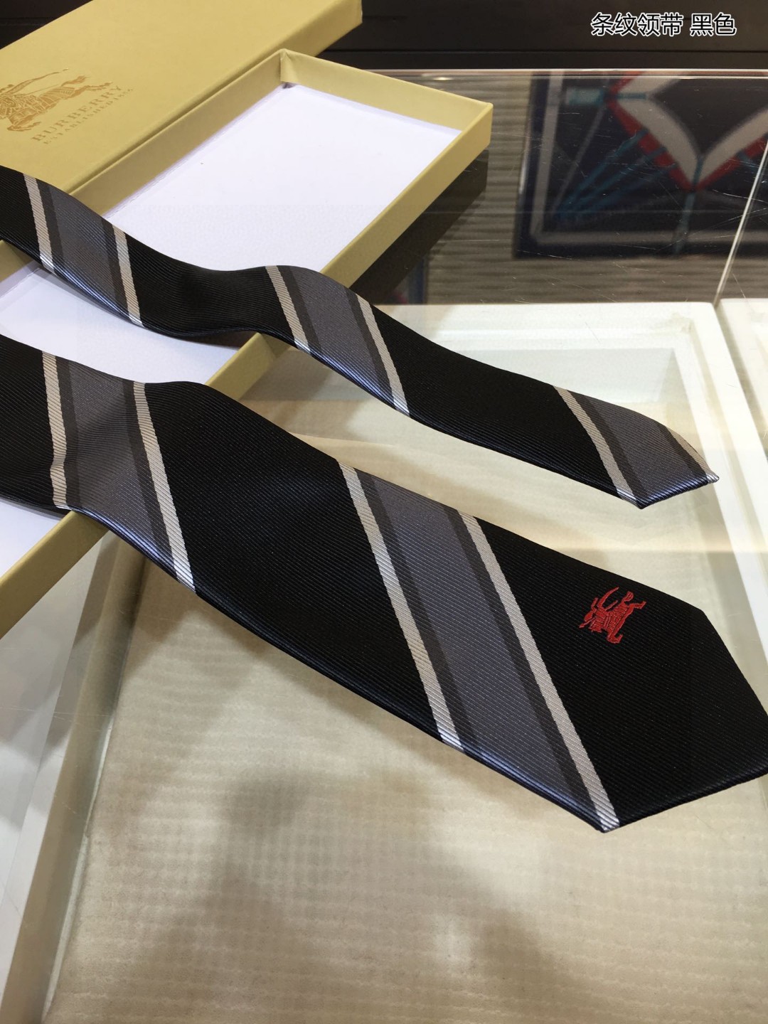 B家专柜同步特价B家男士条纹领带稀有展现精湛手工与时尚优雅的理想选择这款采用B家最具标志性的Vintag