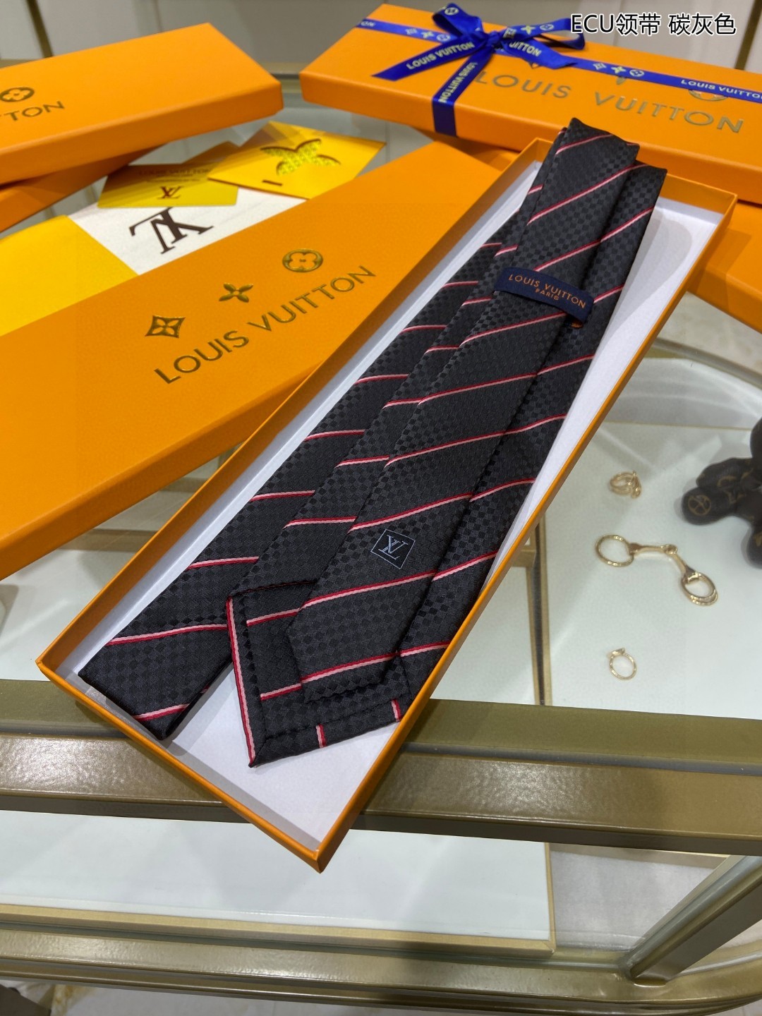 LV专柜同步出货啦️特价男士领带系列ECU领带稀有展现精湛手工与时尚优雅的理想选择这款光亮的真丝领带将两