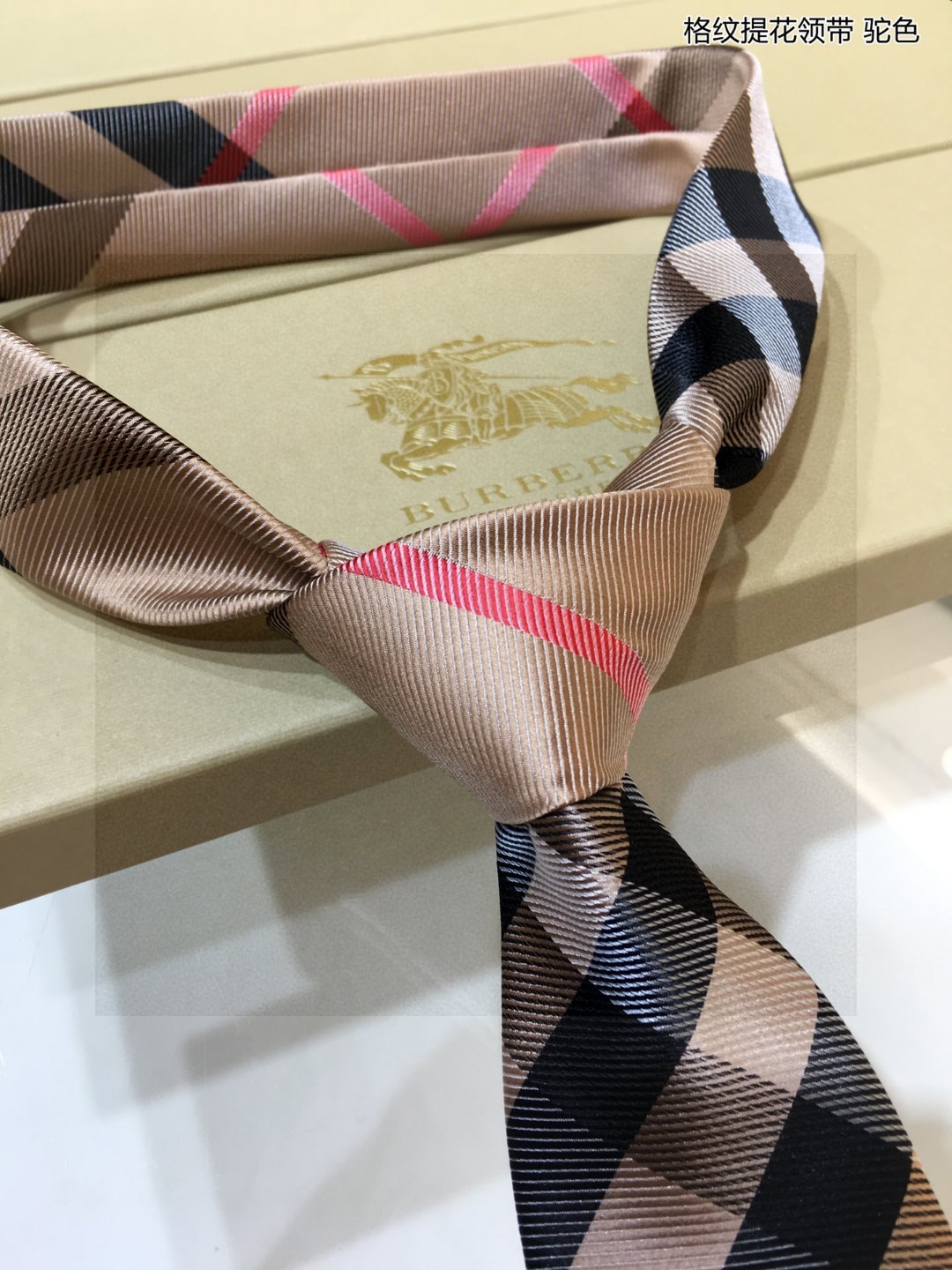 B家专柜同步特批男士格纹提花领带稀有展现精湛手工与时尚优雅的理想选择这款采用B家最具标志性的Vintag