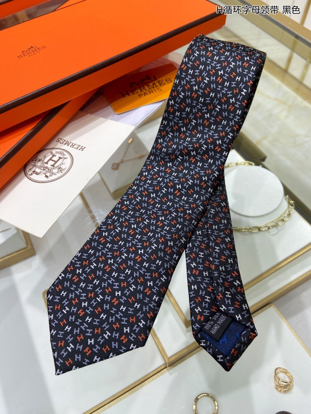 特价男士新款领带系列H循环字母领带稀有H家每年都有一千条不同印花的领带面世从最初的多以几何图案表现骑术活