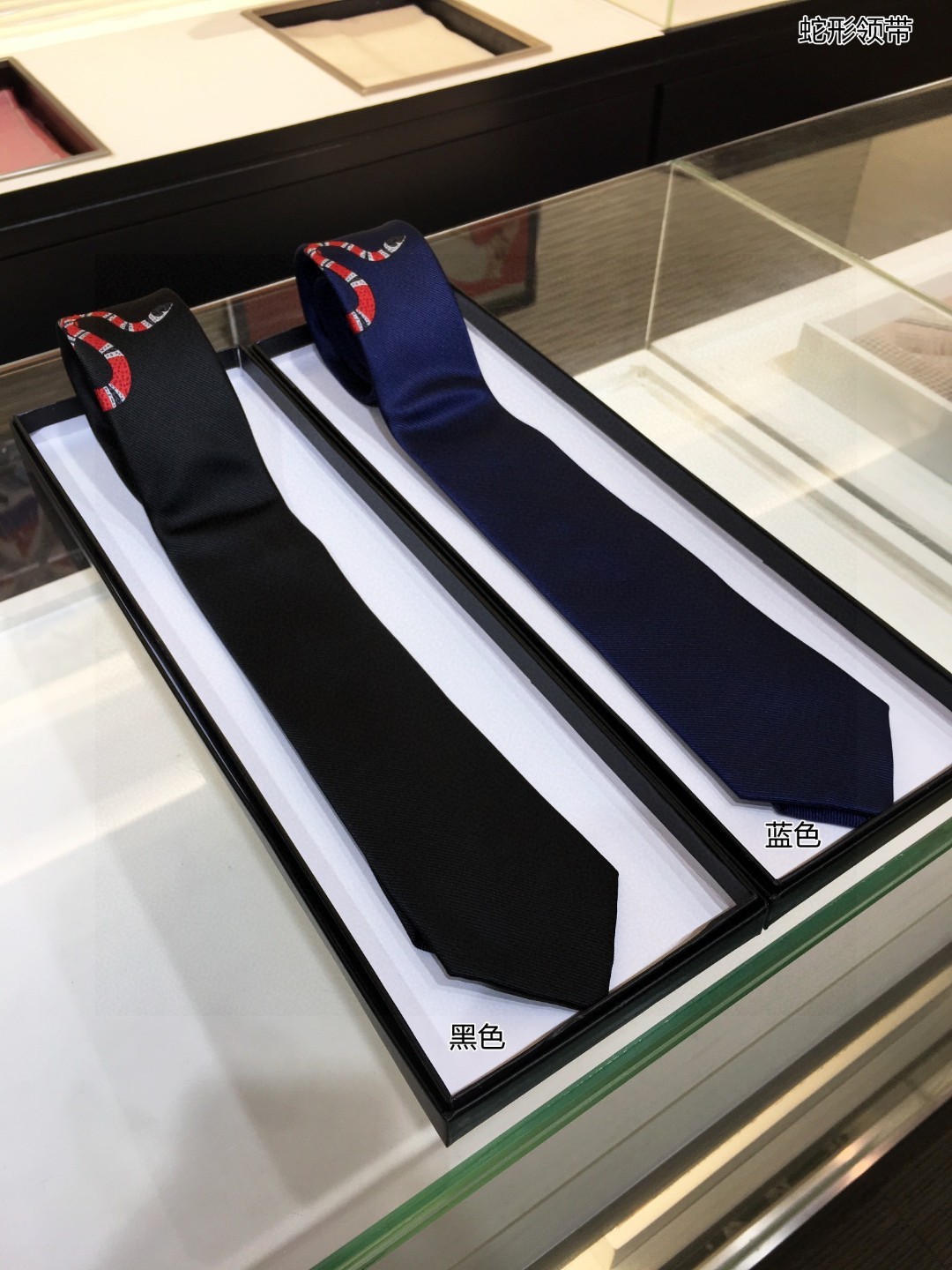 特价G家男士领带系列蛇形领带稀有采用经典主题动物绣花展现精湛手工与时尚优雅的理想选择这款领带将标志性完美