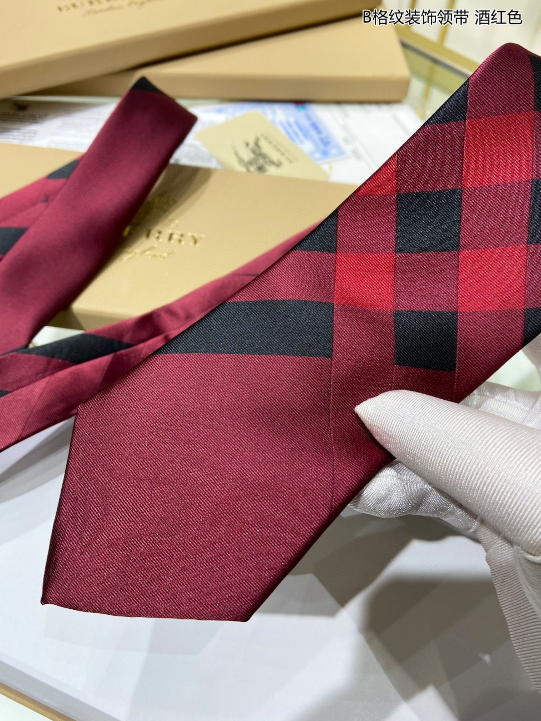 B家专柜同步特价男士格纹装饰领带稀有展现精湛手工与时尚优雅的理想选择这款采用B家最具标志性的Vintag