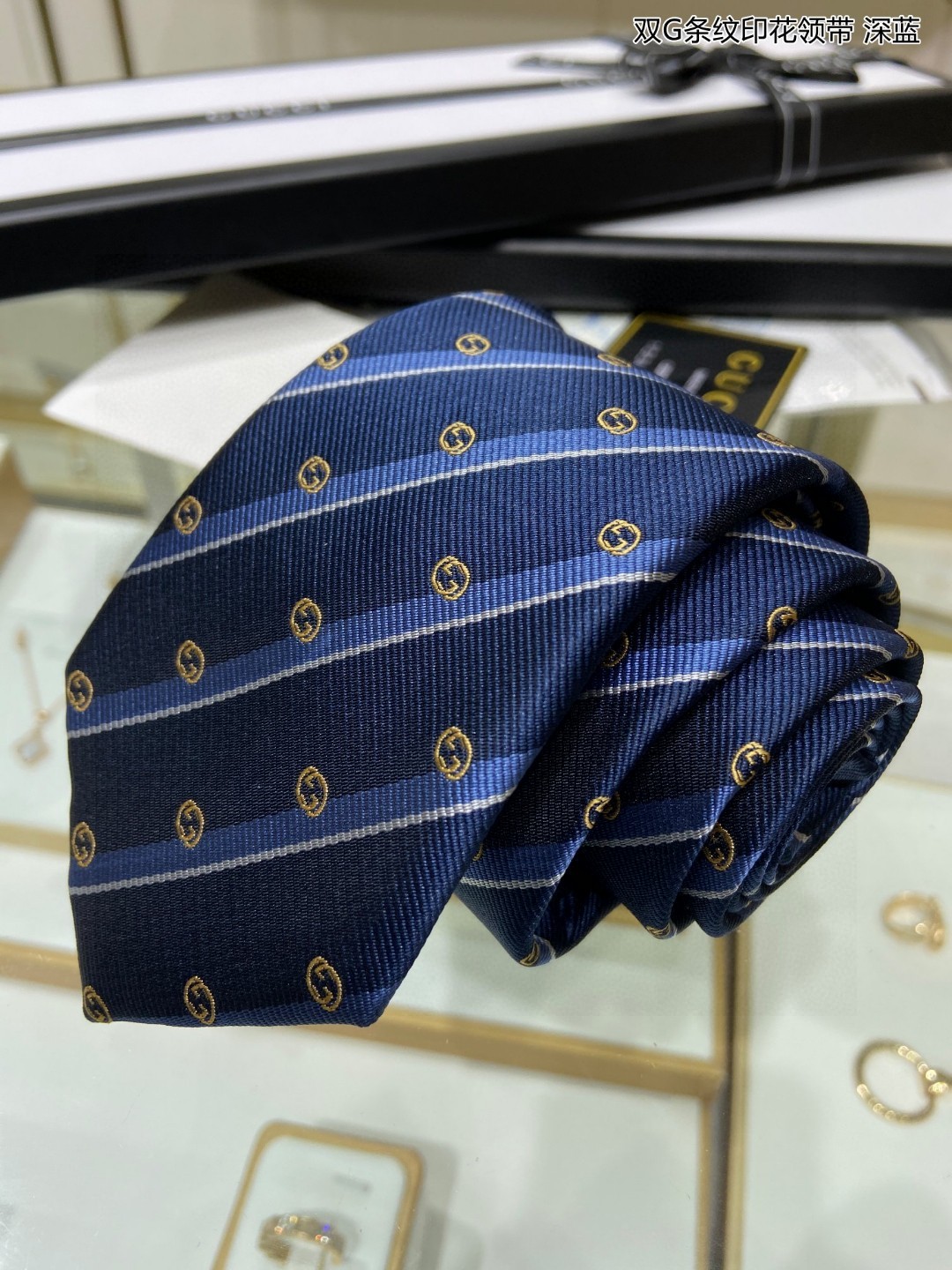 特价G家专柜新款双G条纹印花领带男士领带稀有采用经典小GLOGO提花展现精湛手工与时尚优雅的理想选择这款