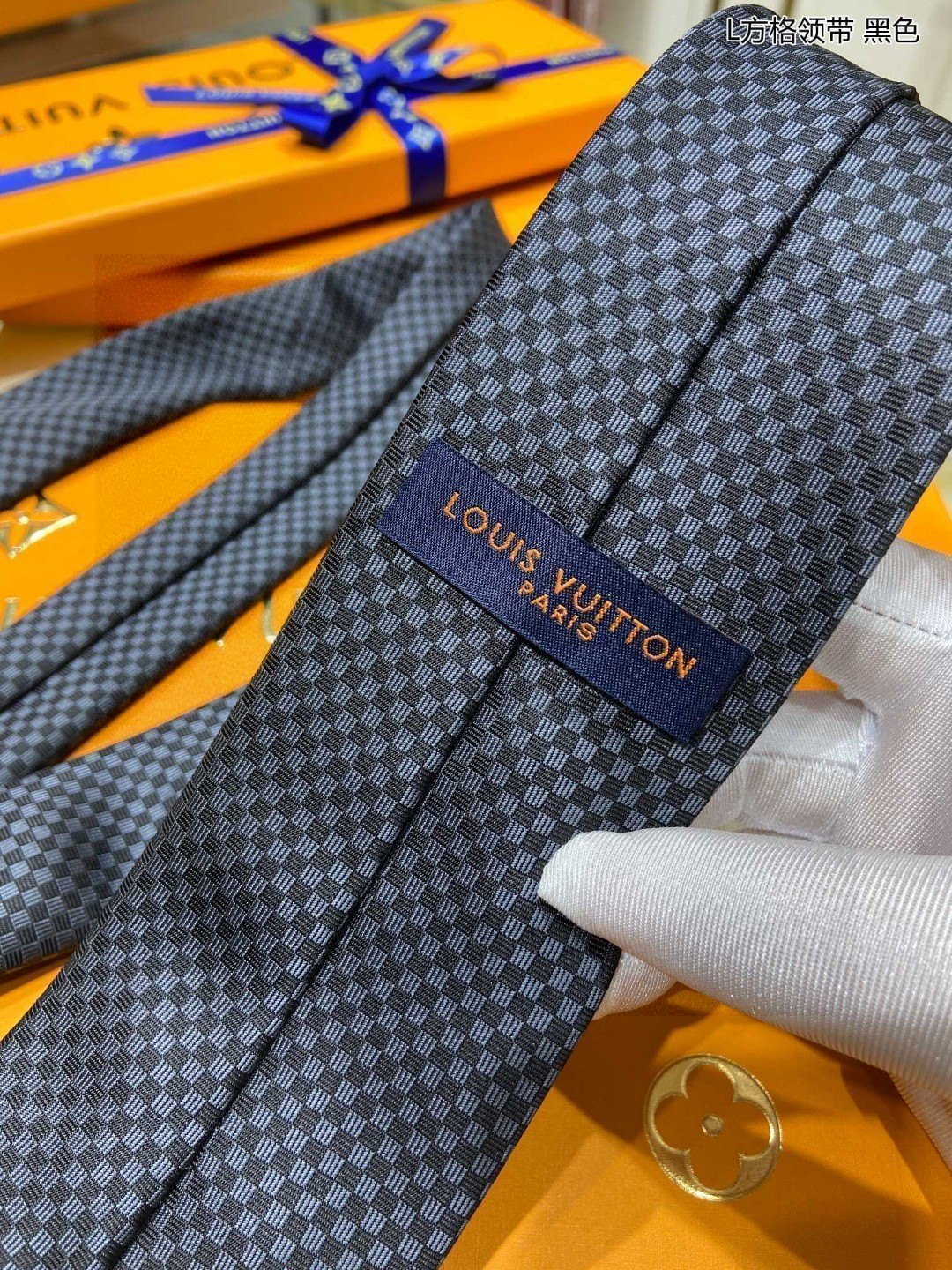 专柜同步特价男士领带系列L方格领带稀有展现精湛手工与时尚优雅的理想选择这款领带将标志性的Damier图案