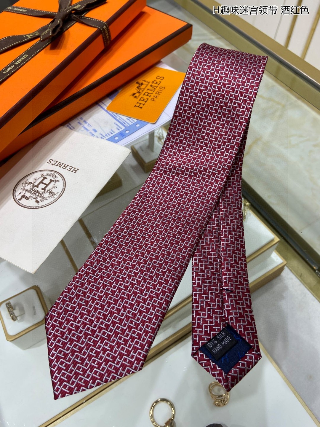 特价男士新款领带系列H趣味迷宫领带稀有H家每年都有一千条不同印花的领带面世从最初的多以几何图案表现骑术活