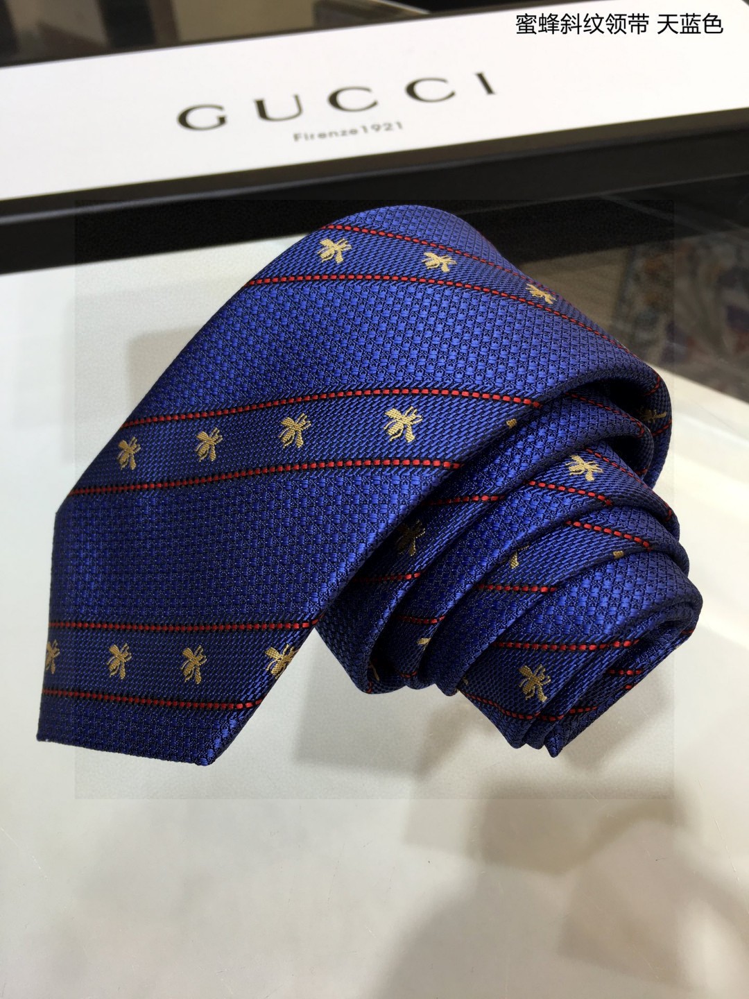 上新特价G家男士领带系列蜜蜂斜纹领带稀有展现精湛手工与时尚优雅的理想选择这款领带将标志性的主题动物小蜜蜂