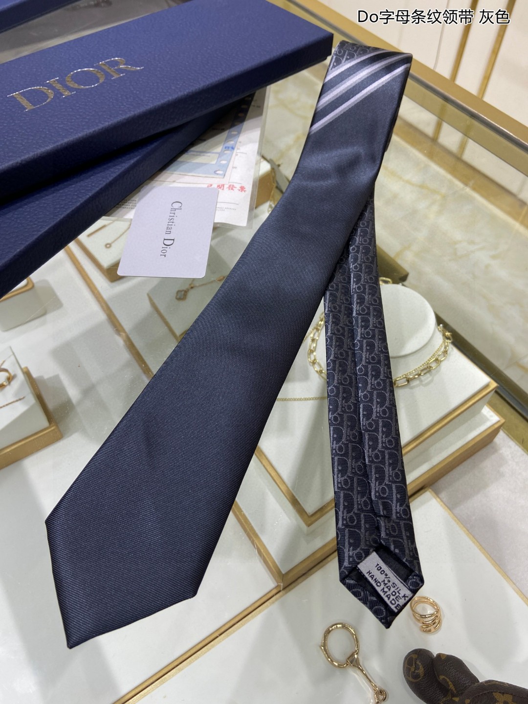 爆款到Do家新款领带特价配盒子Dior男士Do字母条纹领带稀有展现精湛手工与时尚优雅的理想选择这款采用D