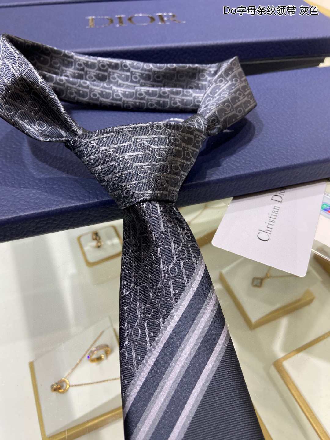 爆款到Do家新款领带特价配盒子Dior男士Do字母条纹领带稀有展现精湛手工与时尚优雅的理想选择这款采用D