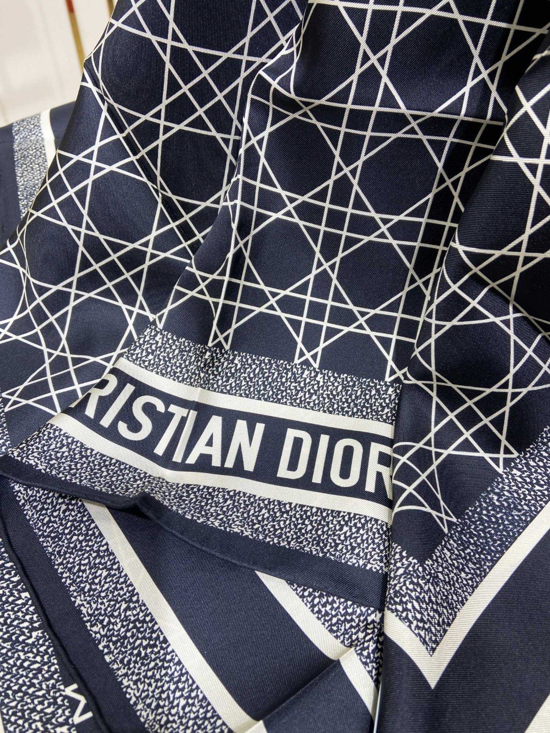 高端定制Dior迪奥双面同色真丝方巾度假及日常都非常好搭配的款订单私流一看到就想去度假️平时穿搭也非常好