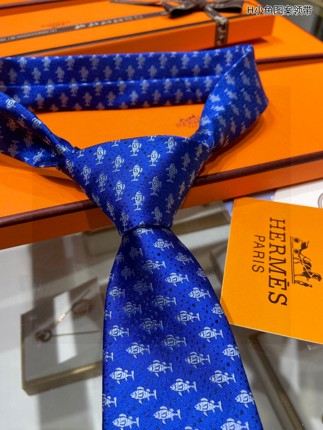 特价男士新款领带系列H小鱼图案领带稀有H家每年都有一千条不同印花的领带面世从最初的多以几何图案表现骑术活
