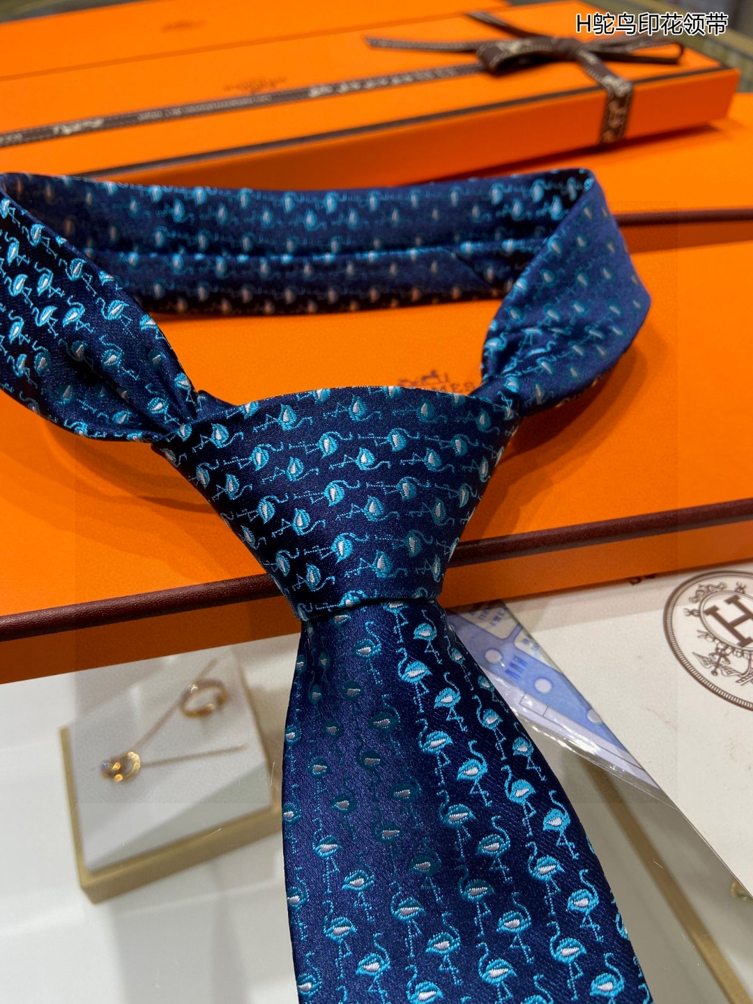 特价男士新款领带系列H鸵鸟印花领带稀有H家每年都有一千条不同印花的领带面世从最初的多以几何图案表现骑术活