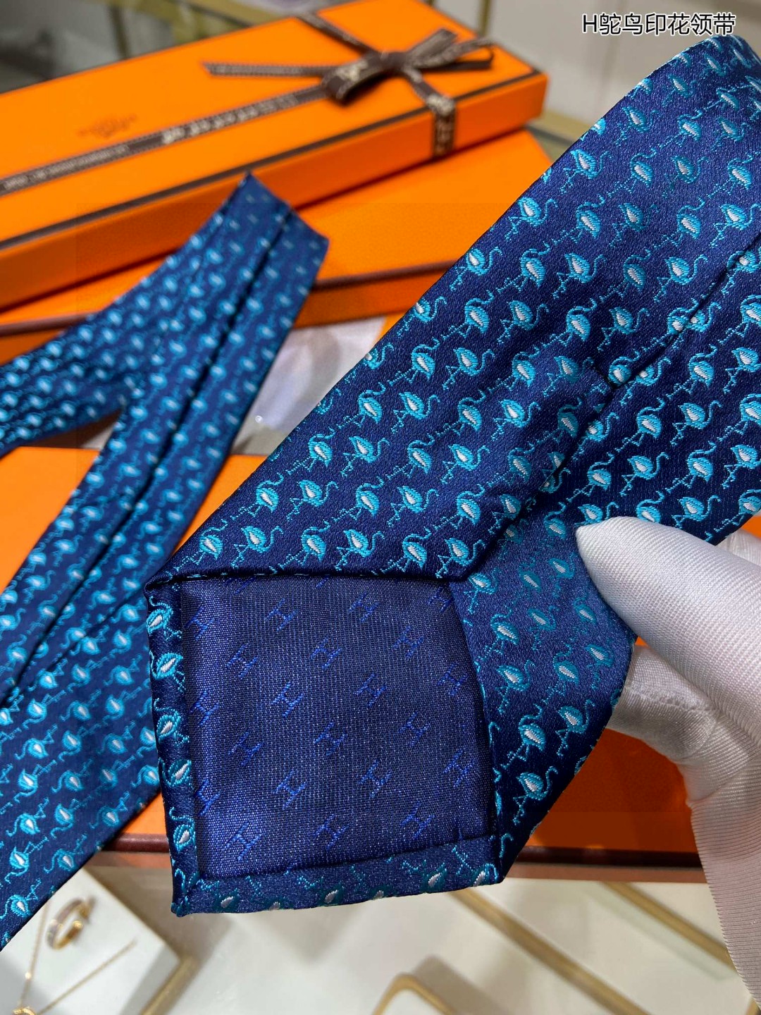 特价男士新款领带系列H鸵鸟印花领带稀有H家每年都有一千条不同印花的领带面世从最初的多以几何图案表现骑术活