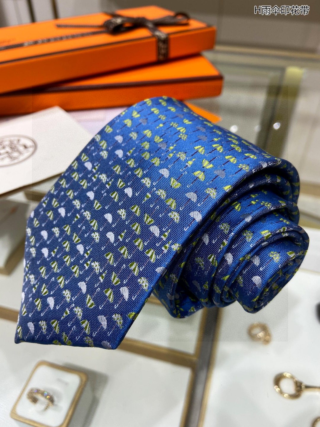 特价男士新款领带系列H雨伞印花领带稀有H家每年都有一千条不同印花的领带面世从最初的多以几何图案表现骑术活