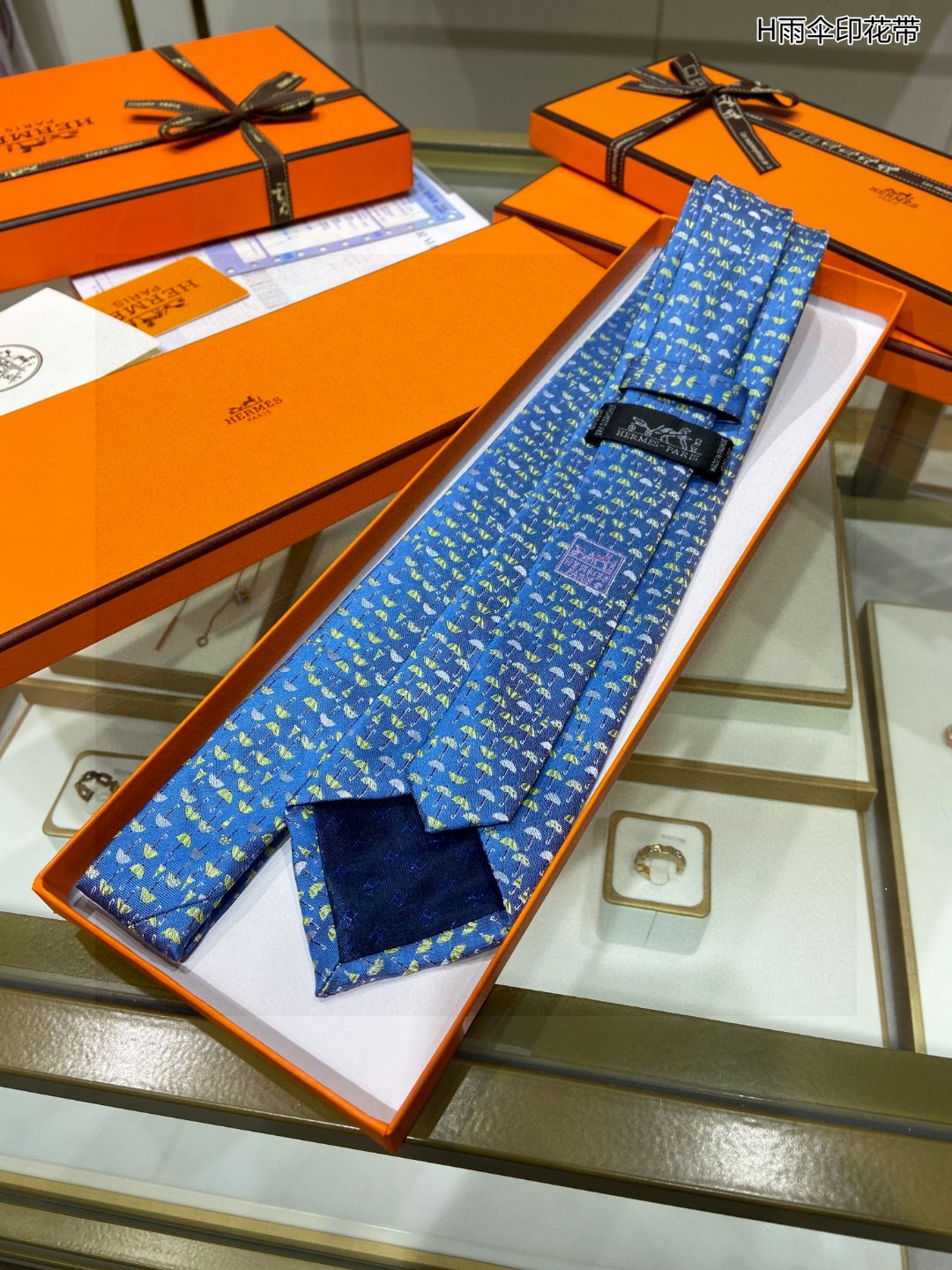 特价男士新款领带系列H雨伞印花领带稀有H家每年都有一千条不同印花的领带面世从最初的多以几何图案表现骑术活