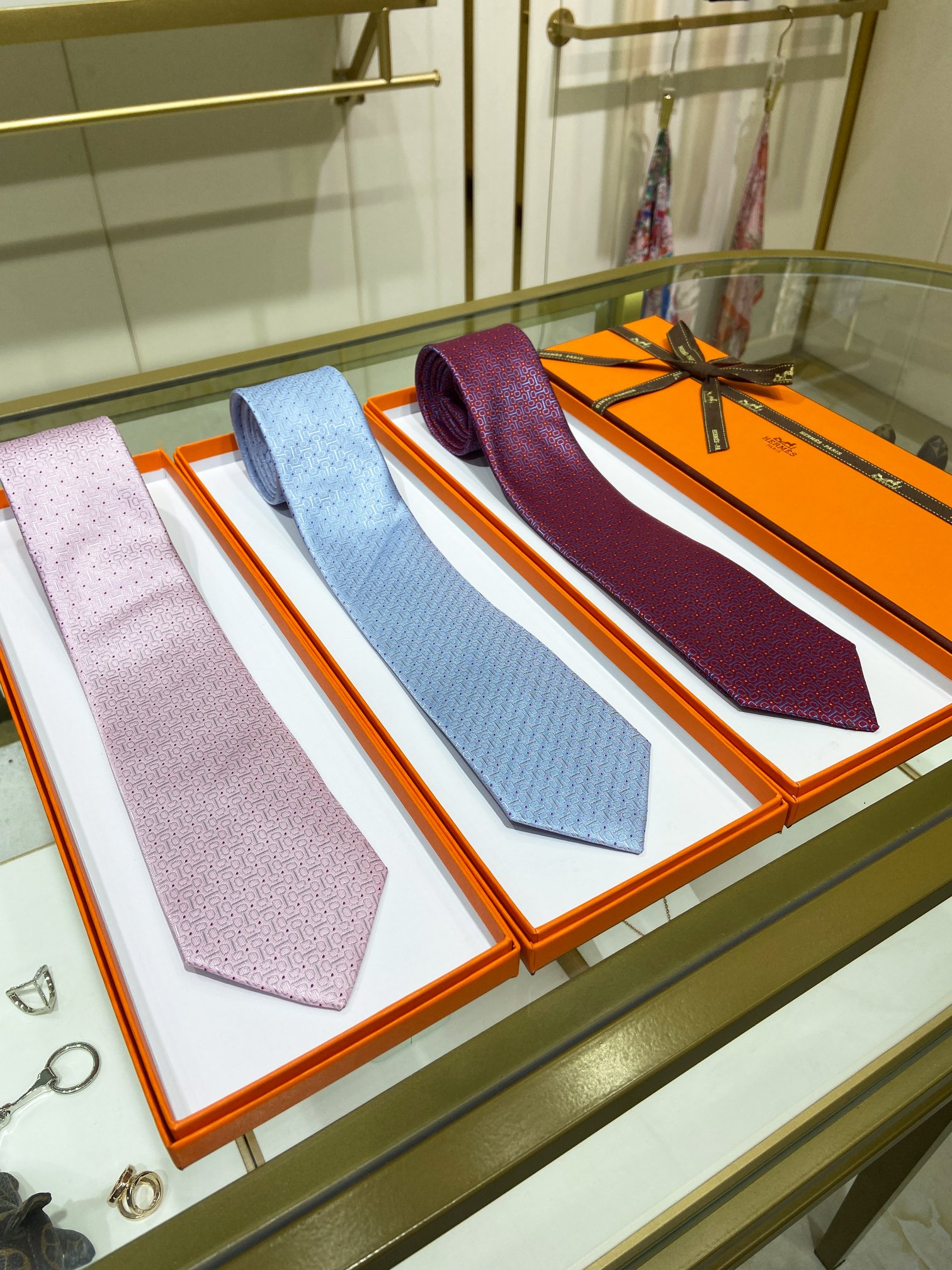 爱马仕男士新款领带系列稀有H家每年都有一千条不同印花的领带面世从最初的多以几何图案表现骑术活动为主到如今