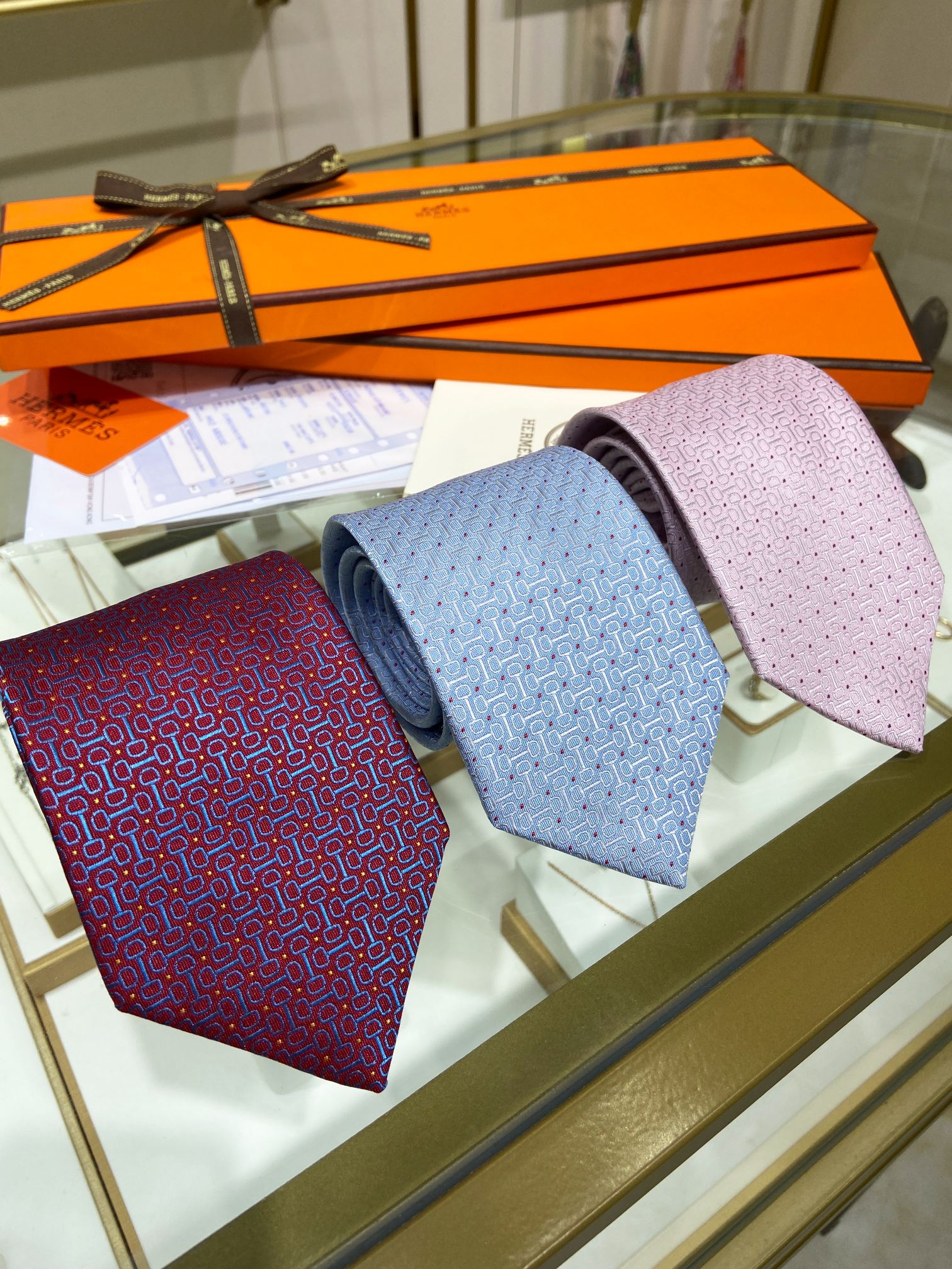 爱马仕男士新款领带系列稀有H家每年都有一千条不同印花的领带面世从最初的多以几何图案表现骑术活动为主到如今