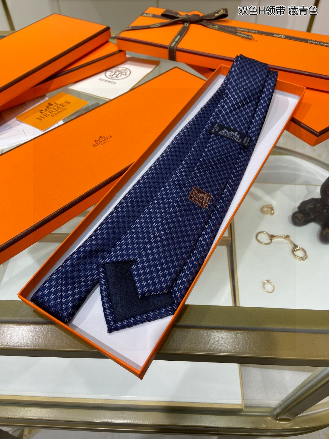 特价男士新款领带系列双色H领带稀有H家每年都有一千条不同印花的领带面世从最初的多以几何图案表现骑术活动为