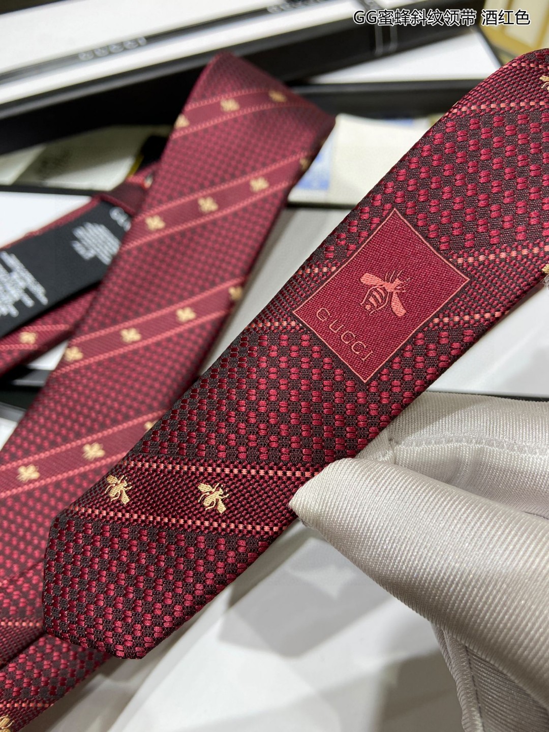 上新特价G家男士领带系列GG蜜蜂斜纹领带稀有展现精湛手工与时尚优雅的理想选择这款领带将标志性的主题动物小