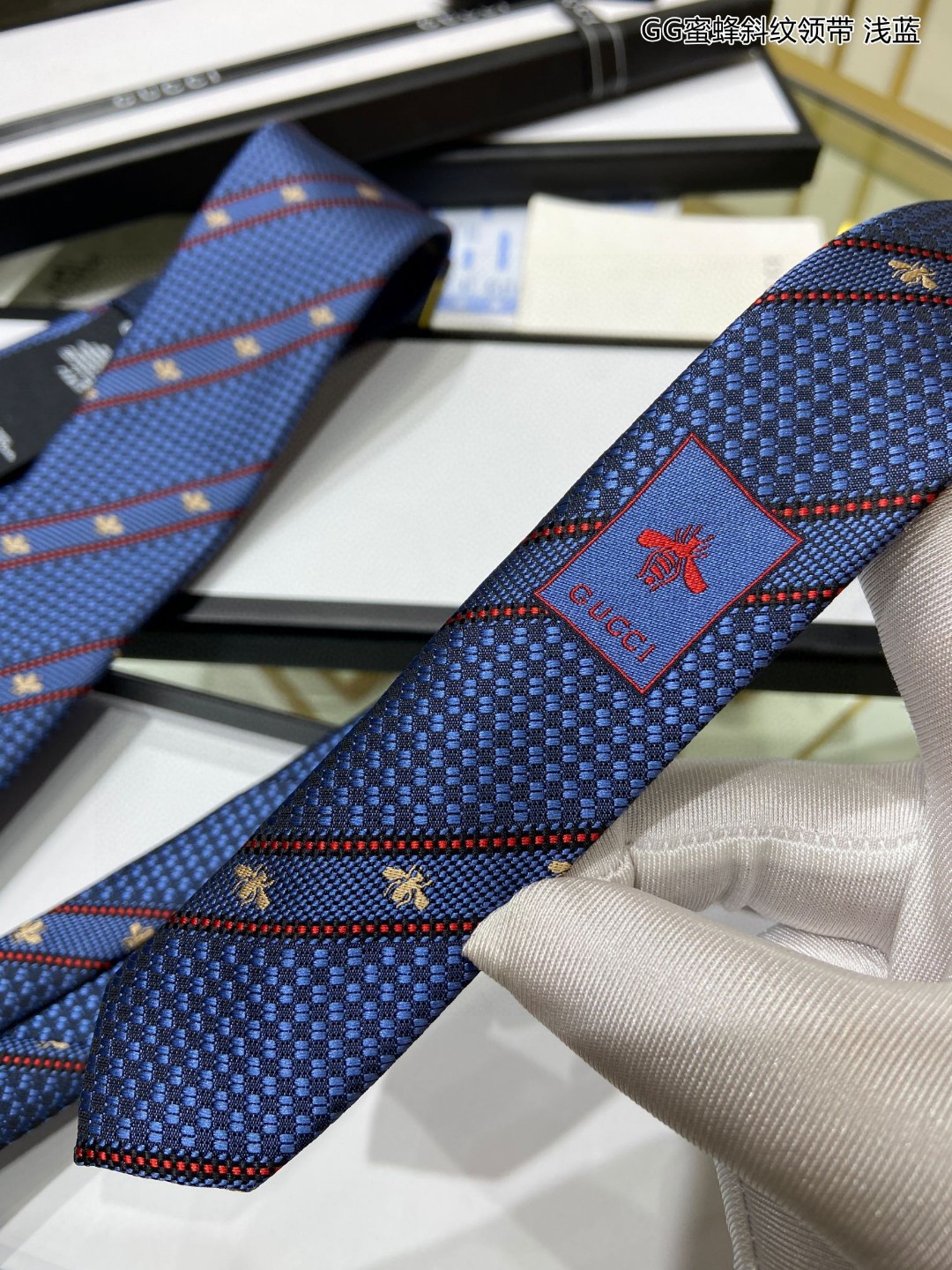 上新特价G家男士领带系列GG蜜蜂斜纹领带稀有展现精湛手工与时尚优雅的理想选择这款领带将标志性的主题动物小