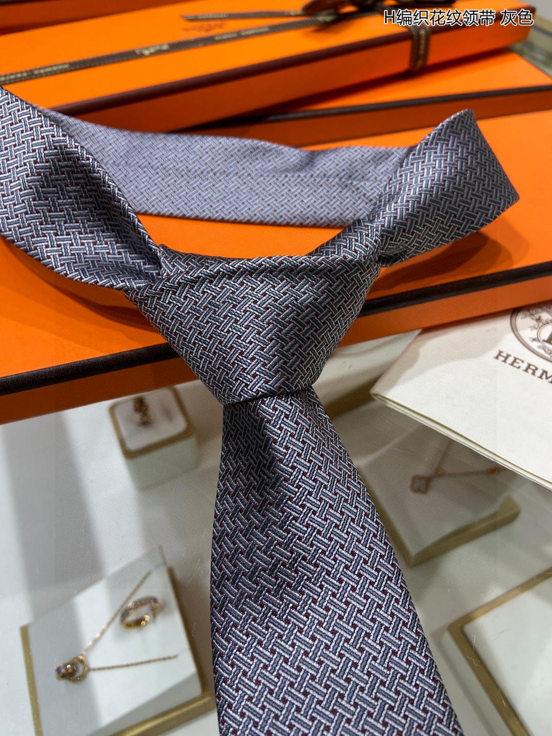 特价男士新款领带系列H编织花纹领带稀有H家每年都有一千条不同印花的领带面世从最初的多以几何图案表现骑术活