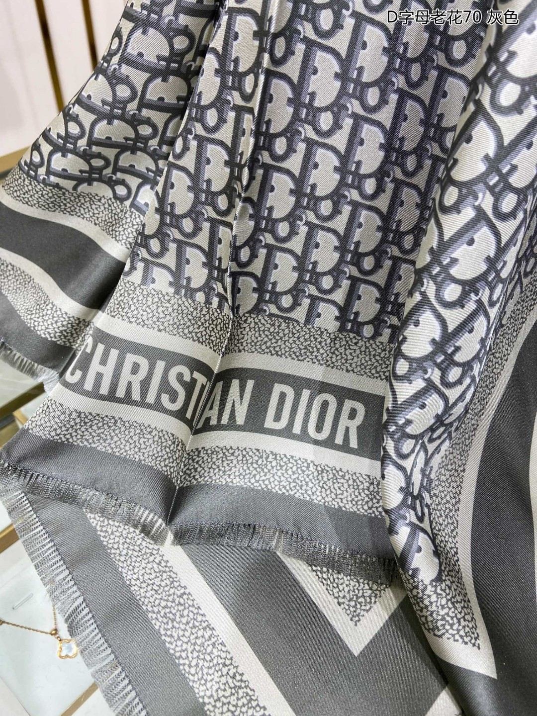 爆款原版ZG同步Dior最最新的专柜主打款D字母老花70真丝方巾度假及日常都非常好搭配的款订单私流一看到