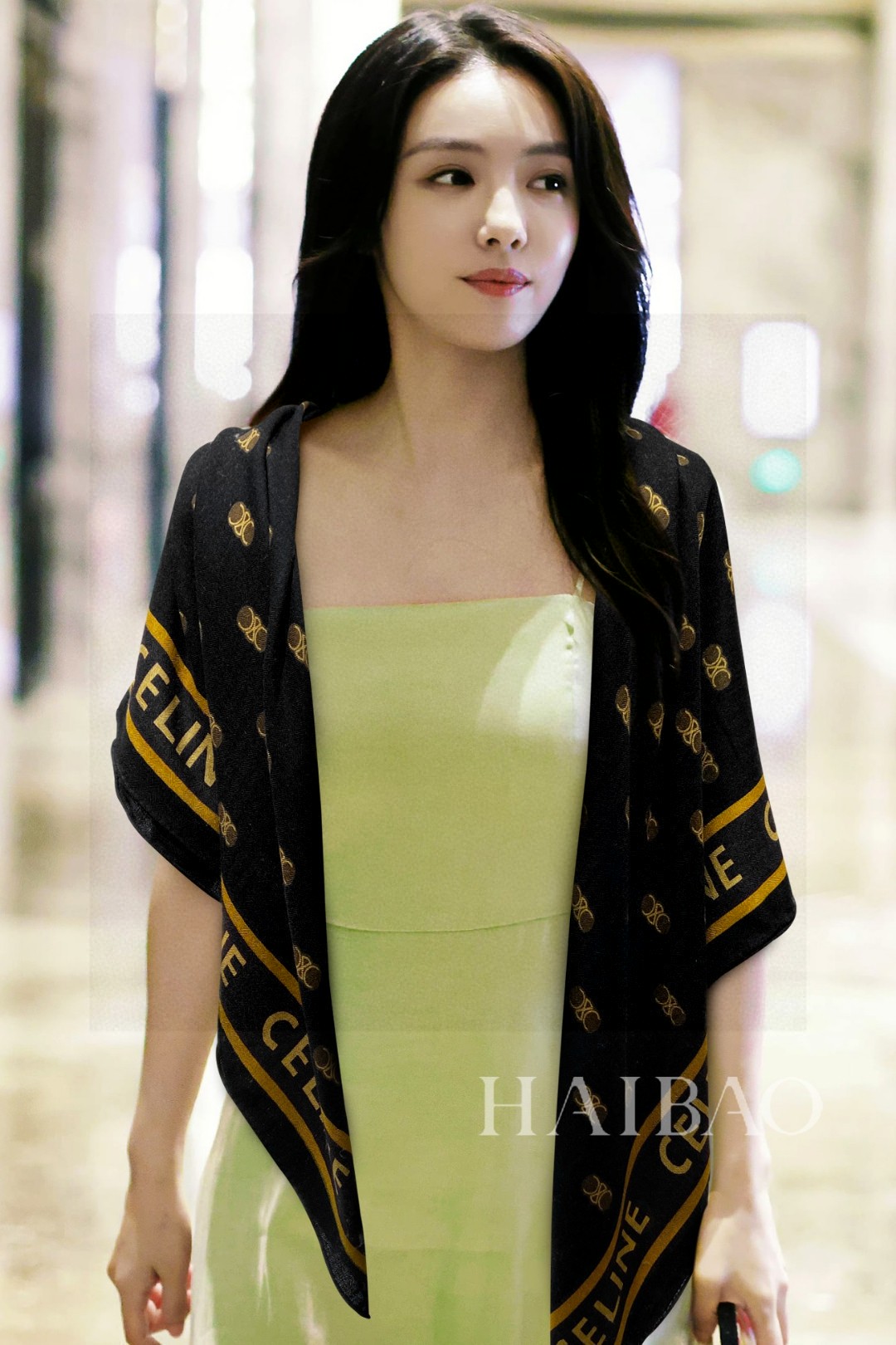 NO:174655,New Serena [CL logo print 140] Double-sided same-color printed cashmere square scarf to grab VIP recommendations. Be sure to start quickly [high-end, love, women's beauty, very few goods, can be used in all seasons to make people very beautiful, the upper body effect is simply beautiful, the quality is perfect, the whole scarf gives people a big brand aura and is very exquisite and beautiful, which is definitely worth buying. Once you get the real thing, you will be glad that you are a beautiful woman's product. It is worth evaluating the perfect temperament and taste Ditails' first choice VIPs. 140*140cm, 70 cashmere silk scarf scarf, tie high-version scarf, christian louboutin, real silk, ties19860909新款瑟琳【CL徽标印花140】双面同色印花羊绒方巾抢VIP推荐 下手一定要快【高端 大爱 女人尤物 货极少 四季都可以用真心美的让人非常非常心动 上身效果简直美翻了 品质非常完美 整个围巾给人大牌气场的同时又非常精致秀丽绝对值得入手的新款 实物一拿到就会庆幸自己是女人的绝美好货 值得品鉴完美气质品味Ditails首选VIP们 上140*140cm,70山羊绒真丝围巾丝巾,领带高版本围巾,christian louboutin,real silk,ties,scarf