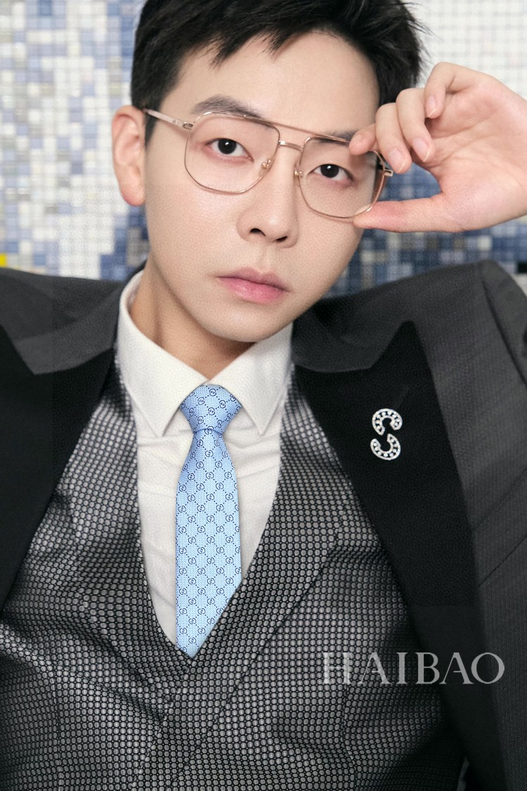 NO:286527,G family men's tie series [Double G presbyterian silk tie], rare use of classic small G LOGO jacquard to show exquisite handcrafts and fashionable elegance. This tie will perfectly combine the iconic and perfect combination, and will be more elegant in style with fashionable matching techniques. Let men fully demonstrate their personality. Top jacquard silk handmade customization, tie, gucci, real silk, ties19860909G家男士领带系列【双G老花真丝领带】,稀有采用经典小G LOGO提花展现精湛手工与时尚优雅的理想选择,这款领带将标志性完美的结合,以时尚搭配手法演绎的更显雅致风范.让男士可以充分展示自己个性.顶级提花真丝手工定制,领带,gucci,real silk,ties,accessory