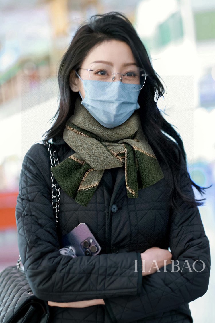 NO:175544,The new Loro piana exclusive cow product [LP gold silk scarf] multi-functional scarf wraps as you want, low-key and luxurious. Since it is an export order in South Korea, each item is only a few dozen items, all with authorized and contracted good things, same material, same assembly line, same craftsmanship. All popular colors this year are cashmere. Good products that sell one less one and don’t worry about fabrics. Because the raw materials exported are fixed color level one and are regular random checks... First-class one good product 27*136cm high-version scarf, high-version scarf, loro piana, loro piana19860909上新Loro piana 独家牛货【LP金丝小围巾】多功能围巾想怎么围就怎么围,低调奢华,由于是出口韩国订单,每款数量才几十条,全部有授权有合同的好东西一样材质.一样流水线.一样的工艺.全部今年流行色采用山羊绒.卖一条少一条的好货且不用担心面料因为出口的原料固色度都是一级定期抽查...一等一好货 27*136cm高版本围巾,高版本围巾,loro piana,loro piana,scarf