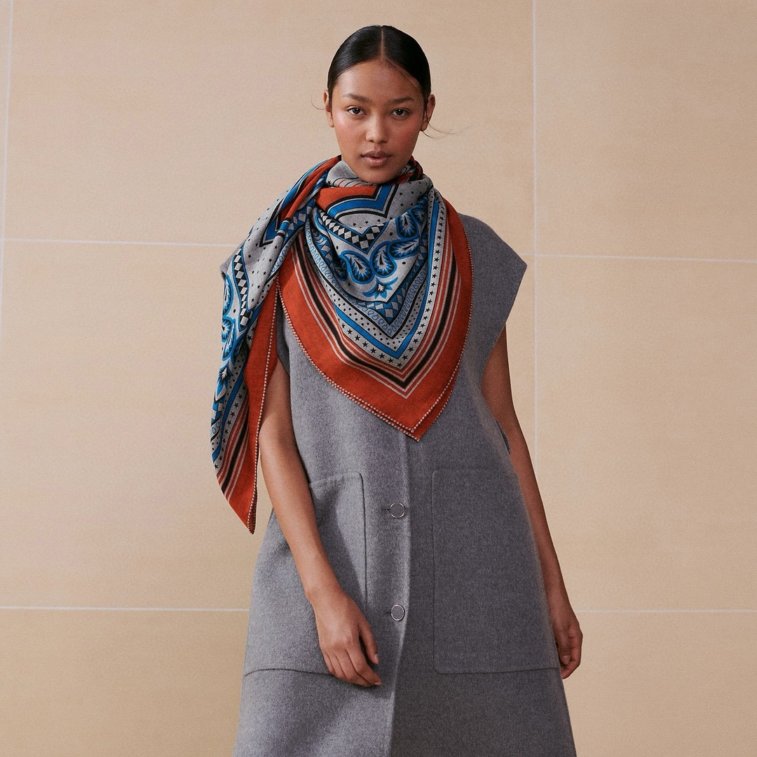 NO:176220,The new cashmere model is said to be good when you buy it. Recommend Hermes double-sided and same-color cashmere square scarf [Faetong wheel double-sided and same-color 140], top-level craftsmanship and super value Hermes counter hot products are three-dimensional presentation patterns and patterns in real objects, very high grade, special craftsmanship and high-end research and development are amazingly launched. Special cutting-edge technology processing is loved by Bai Fumei. Whether it is quality, style, price, they scream, super high cost performance, absolutely worth buying. Size 140cm*140cm, 70 cashmere silk high-version scarf, high-version scarf, hermes, real silk19860909羊绒新款买了都说好看推荐爱马仕双面同色羊绒方巾【法厄同之轮双面同色140】,顶级工艺超值爱马仕专柜爆款立体呈现图案纹路实物档次极高特殊工艺高端研发惊艳问世特殊尖端工艺处理受到白富美的喜欢 无论是品质 款式 价格都令大牌控的她们尖叫 超高性价比 绝对值得入手尺寸140cm*140cm,70羊绒真丝高版本围巾,高版本围巾,hermes,real silk,scarf