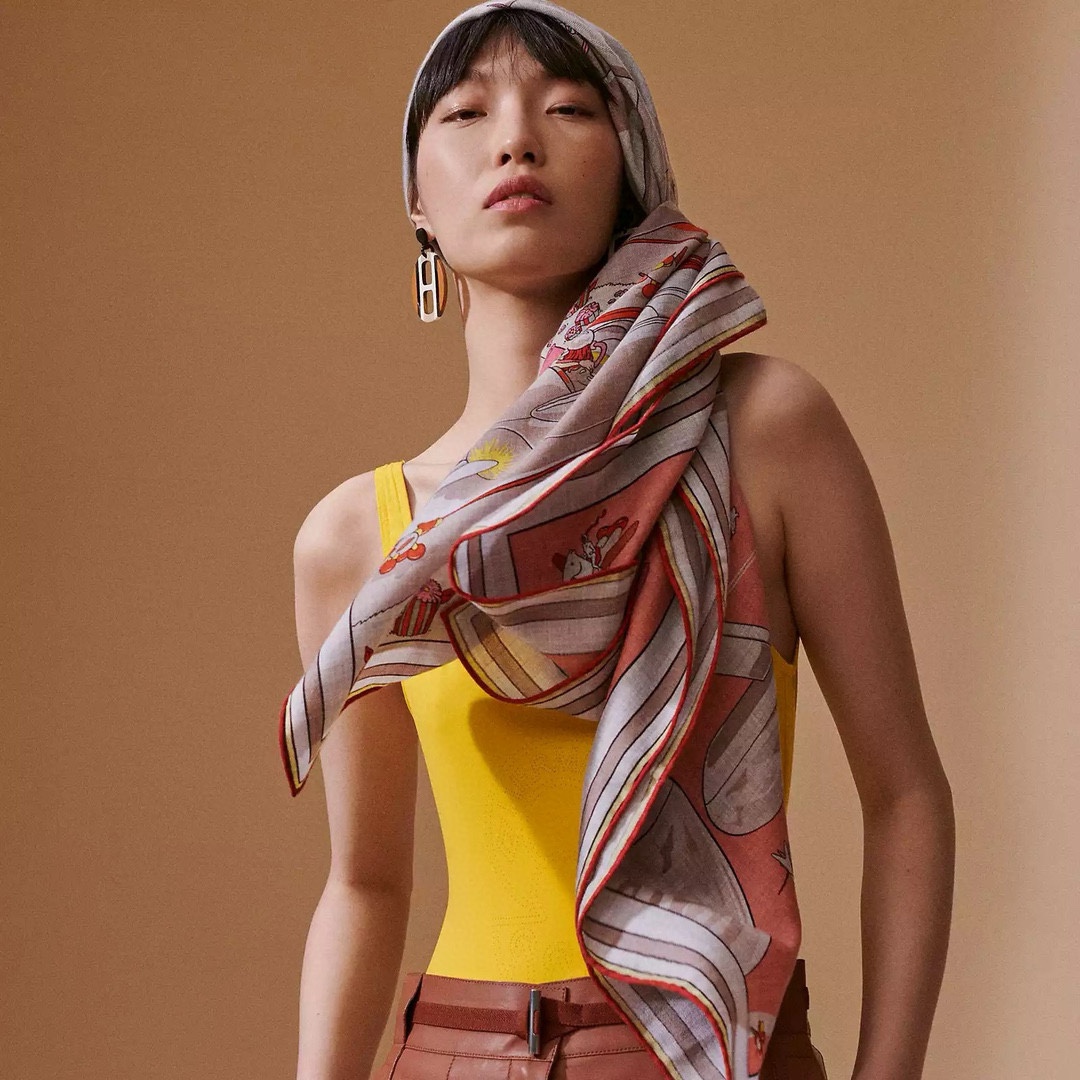 NO:176244,I bought a new cashmere model and said it was good to look. Recommend Hermes double-sided and same-color cashmere square scarf [Real Hub Double-sided and same-color 140], top-level craftsmanship and super value Hermes counter hot products have three-dimensional presentation patterns and patterns in real objects, very high grade, special craftsmanship and high-end research and development, and come out, special cutting-edge technology processing is loved by white and rich beauty. Whether it is quality, style, price, they scream, super high cost performance, absolutely worth buying. Size 140cm*140cm, 70 cashmere silk high-version scarf, high-version scarf, hermes, real silk19860909羊绒新款买了都说好看推荐爱马仕双面同色羊绒方巾【现实枢纽双面同色140】,顶级工艺超值爱马仕专柜爆款立体呈现图案纹路实物档次极高特殊工艺高端研发惊艳问世特殊尖端工艺处理受到白富美的喜欢 无论是品质 款式 价格都令大牌控的她们尖叫 超高性价比 绝对值得入手尺寸140cm*140cm,70羊绒真丝高版本围巾,高版本围巾,hermes,real silk,scarf