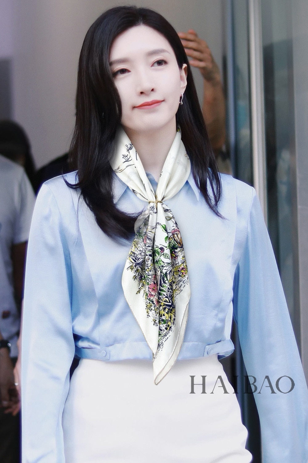 NO:176518,The latest counter mainly features [D Dragonfly Bee Pattern Double-Side 90] Double-Side Silky Square Scarf, Tropical Rainforest Series. A very easy-to-match style for vacation and daily life. The order private flow is very easy to match when you see it. You will want to go on vacation and wear it very well. The whole person looks so energetic. Needless to say, the details can be seen clearly. The high-standard quality is absolutely praised. The 18-mmisan silk, hand-curled high-version scarf, high-version scarf, real silk19860909最最新的专柜主打【D蜻蜓蜜蜂图案双面90】双面同色真丝方巾,热带雨林系列 度假及日常都非常好搭配的款订单私流】一看到就想去度假平时穿搭也非常好搭配,整个人看起来都会神采奕奕好多不用多说,细节品质都看得清楚,绝对获赞的高规格品质90*90cm,18姆米桑蚕丝,手工卷边高版本围巾,高版本围巾,real silk,scarf