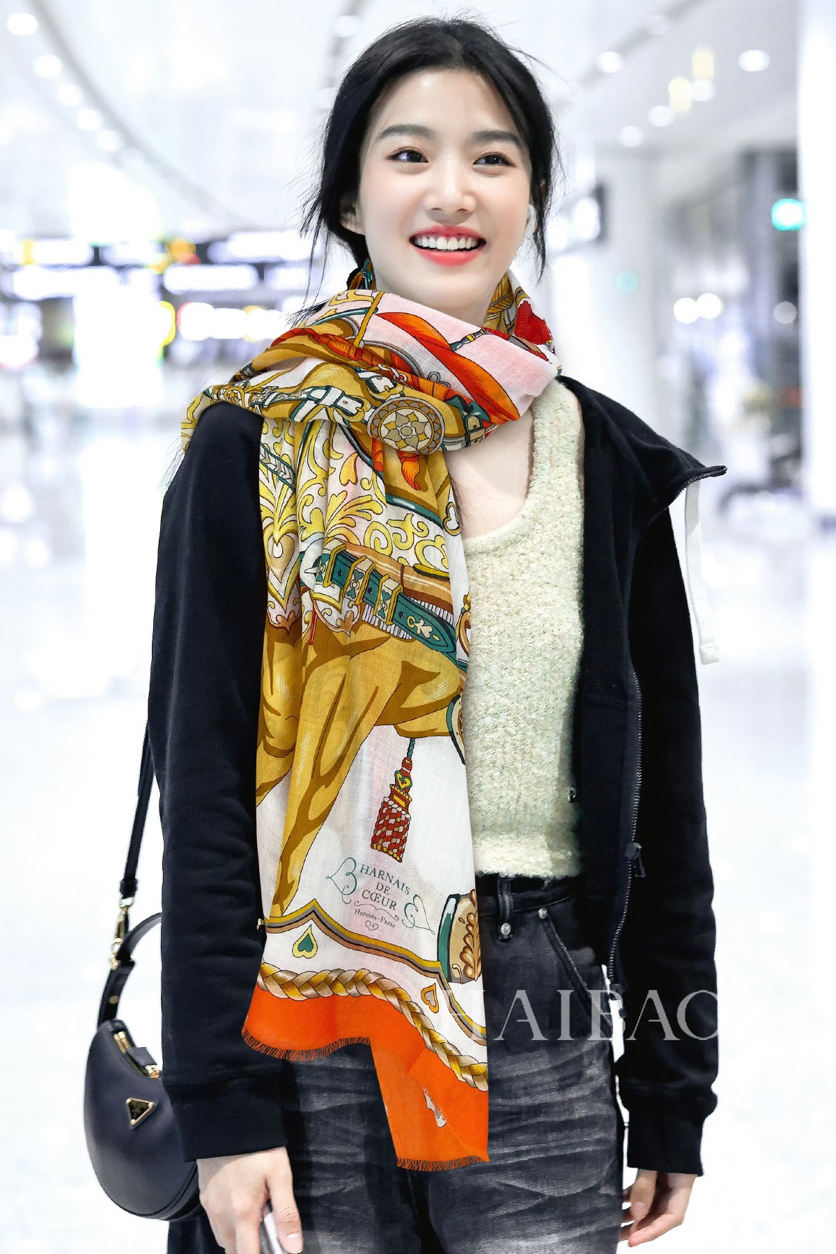 NO:176538,Hermes cashmere scarf [Sweet saddle long scarf] highly recommended heavy-duty imported pure cashmere scarf, the best cashmere fiber, without any variegated color, the best among real luxury goods, the texture looks more luxurious, the feel is great, the texture is not to be described in more detail. I just want to say that if you meet it, you are lucky to meet it, the size is 110*200cm, selected pure cashmere high-version scarf, high-version scarf, hermes19860909爱马仕羊绒长巾【甜蜜的鞍具长巾】极力推荐款重磅进口纯羊绒围巾,最好的羊绒纤维,没有一丝杂色,真正的奢侈品中的极品,质感显得更加奢华,手感棒极了质感品质不想多做描述 只想说,能遇到就是幸运尺寸110*200cm,精选纯羊绒高版本围巾,高版本围巾,hermes,scarf