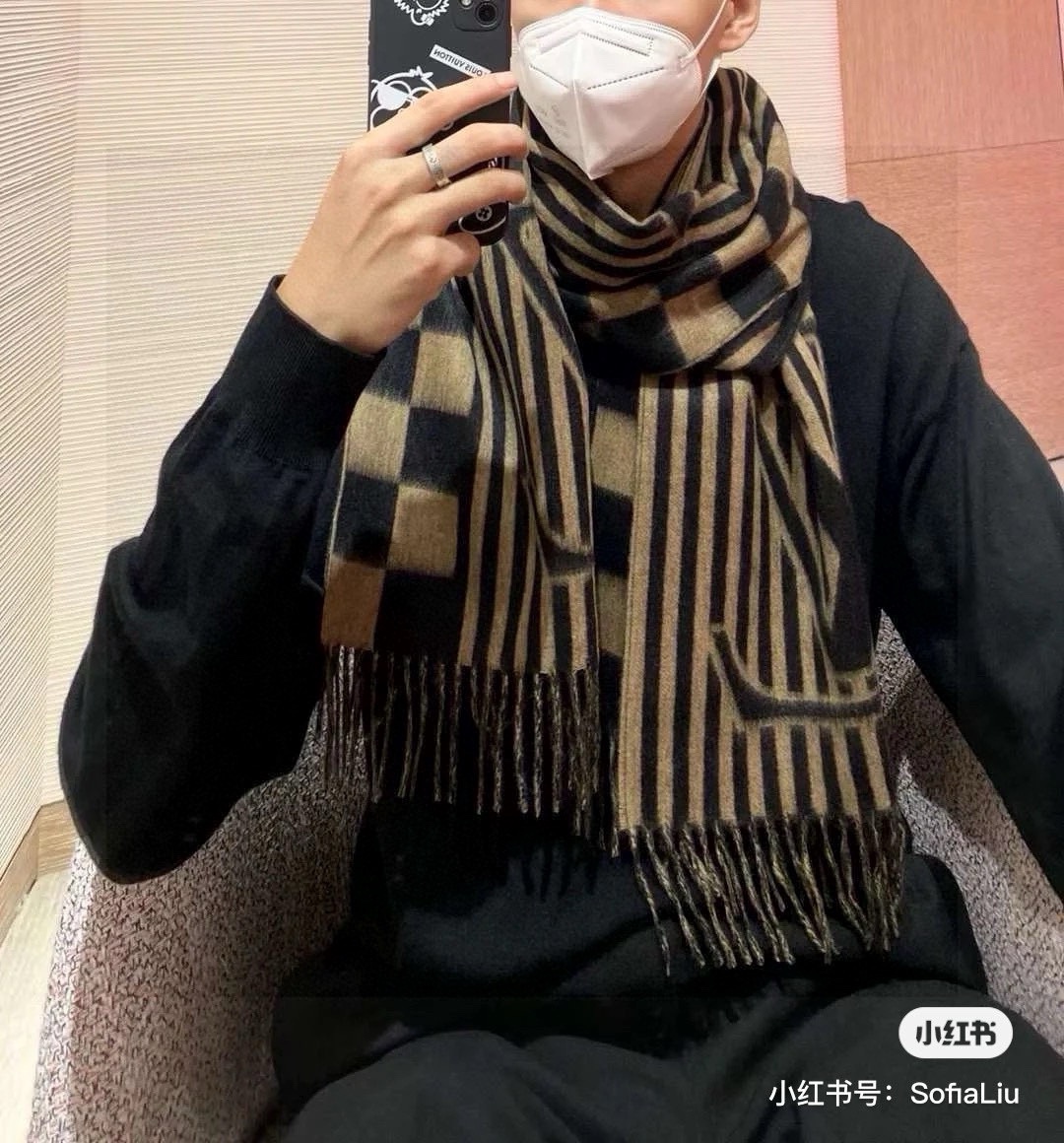 NO:177473,New style on the counter synchronizes the new style of the donkey family [L striped chessboard long scarf] neutral style, LV Graphical scarf connects classic Damier pattern with eye-catching stripes and super large LV letters, paired with rustic tassel trim. Soft cashmere creates a gorgeous texture. It is highly recommended that the hand is slow and the price is really good. This size is not big or small, and it is very easy to match. The quality is super easy to understand. High-end quality that you will get after getting it. High-end details are what you see and what you get is a big and huge VIP customer must recommend. Cashmere, size 40*179cm high-version scarf, high-version scarf, louis vuitton, louis vuitton, louis vuitton, louis vuitton19860909新款上专柜同步驴家新款【L条纹拼棋盘格长巾】中性款,LV Graphical 围巾以醒目条纹衔接经典 Damier 图案和超大 LV 字母,搭配质朴流苏饰边.舒软山羊绒成就华美质感.强烈推荐手慢无价格真心好,这个size不大不小特别好搭配,品质超级好拿到手就会懂的高端品质,高端细节所见即所得重磅巨献VIP客户必入推荐 山羊绒,尺寸40*179cm高版本围巾,高版本围巾,louis vuitton,louis vuitton,louis vuitton,scarf