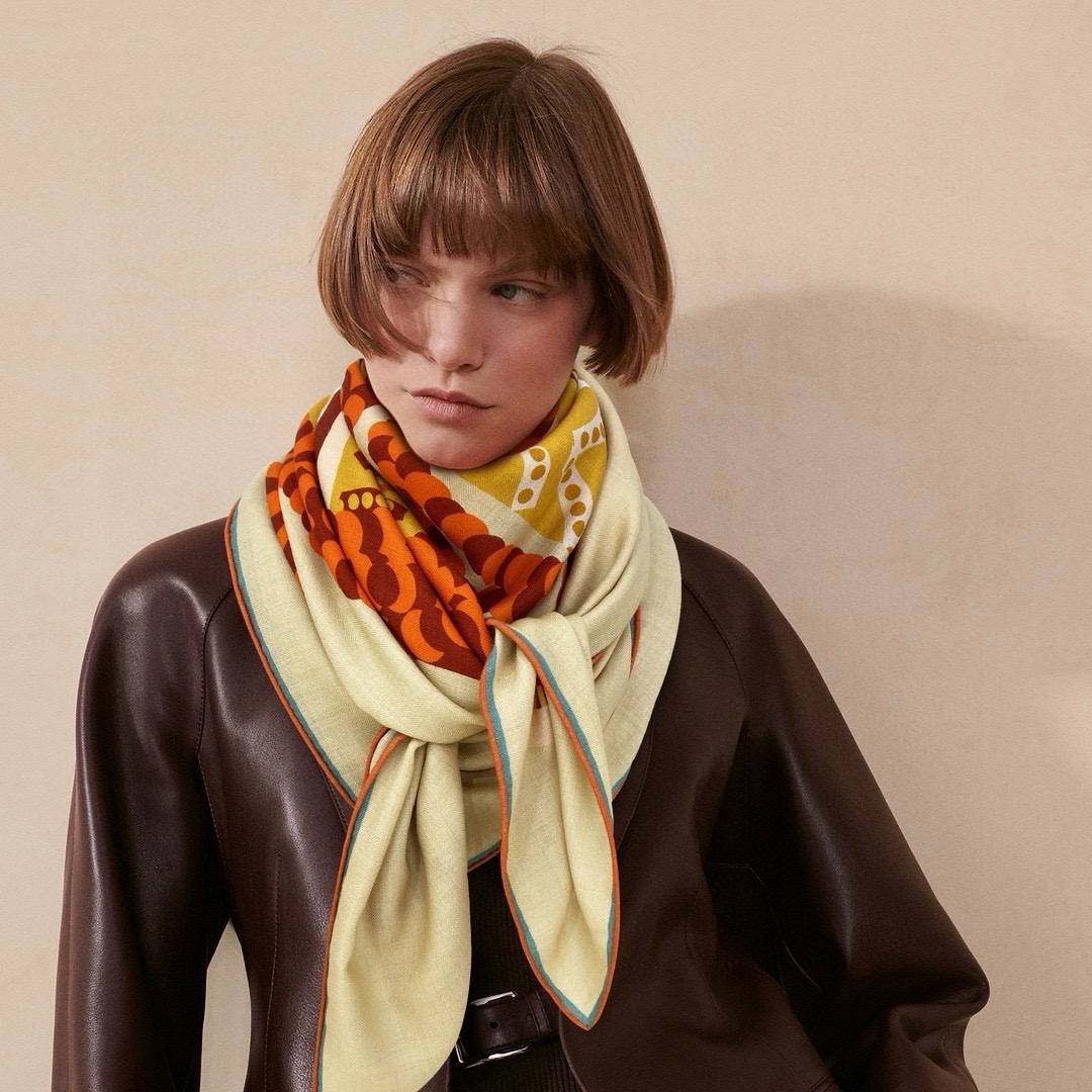 NO:177491,I bought a new cashmere model and said it was good to look. [Gao Qiao Ma Saddle Double-Side Same Color 140] Double-Side Same Color Cashmere Scarf, Top-level craftsmanship and super value Hermes counter hits three-dimensional presentation pattern and pattern physical objects, very high grade, special craftsmanship and high-end research and development, and come out, special cutting-edge craftsmanship processing is loved by Bai Fumei. Whether it is quality, style, price, they scream, super high cost performance, absolutely worth buying. Size 140cm*140cm, 70 cashmere silk high-version scarf, high-version scarf, hermes, real silk19860909羊绒新款买了都说好看推荐【高乔马鞍双面同色140】双面同色羊绒方巾,顶级工艺超值爱马仕专柜爆款立体呈现图案纹路实物档次极高特殊工艺高端研发惊艳问世特殊尖端工艺处理受到白富美的喜欢 无论是品质 款式 价格都令大牌控的她们尖叫 超高性价比 绝对值得入手尺寸140cm*140cm,70羊绒真丝高版本围巾,高版本围巾,hermes,real silk,scarf