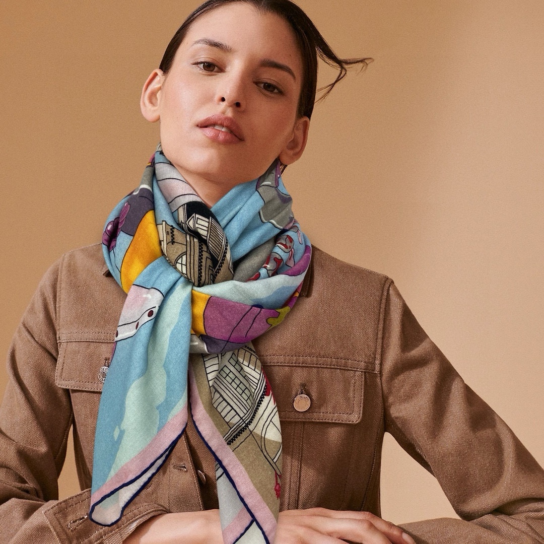 NO:178320,If you buy a new cashmere model, you will say it looks good. Recommend Hermes [Happy Parade 140], top-level craftsmanship and super value. Hermes counters have a hot three-dimensional presentation pattern and pattern physical objects. The special craftsmanship is very high. Special craftsmanship is amazingly developed and developed. Special cutting-edge craftsmanship is loved by Bai Fumei. Whether it is the quality, style, price, they scream. Super high cost performance, absolutely worth buying. Size 140cm*140cm, 70 cashmere silk high-version scarf, high-version scarf, hermes, real silk19860909羊绒新款买了都说好看推荐爱马仕【欢乐巡游140】,顶级工艺超值爱马仕专柜爆款立体呈现图案纹路实物档次极高特殊工艺高端研发惊艳问世特殊尖端工艺处理受到白富美的喜欢 无论是品质 款式 价格都令大牌控的她们尖叫 超高性价比 绝对值得入手尺寸140cm*140cm,70羊绒真丝高版本围巾,高版本围巾,hermes,real silk,scarf