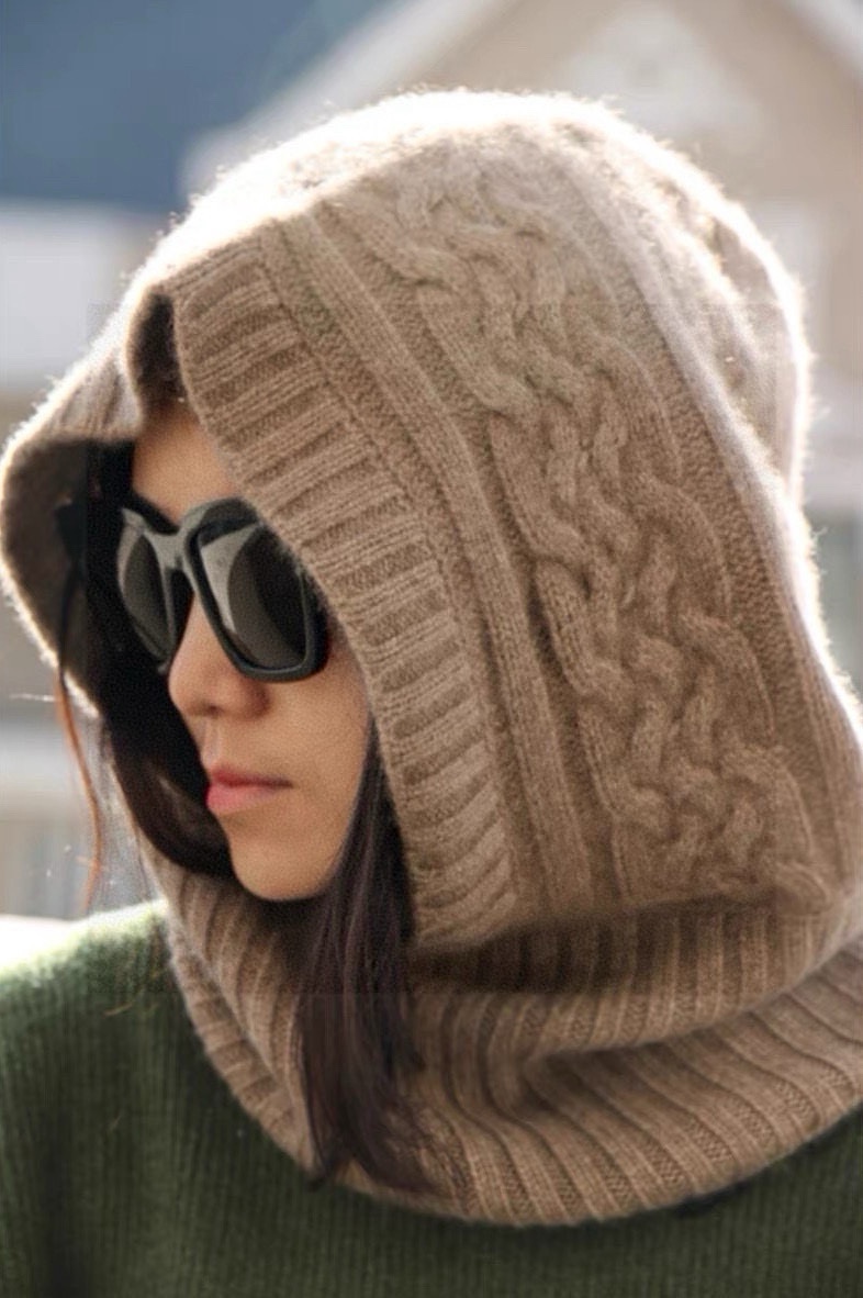 NO:178711,The new Loro piana exclusive cow goods [LP knitted scarf hood] is a scarf, a hat, elastic band design, thickened pure cashmere is very comfortable and warm, satisfying you multiple warm uses at a time, low-key and luxurious. Since it is an export order in South Korea, each item is only a few dozen items, all with authorized and contracted good things, same material, same assembly line, same craftsmanship. All popular colors this year are cashmere. Good products that sell one less and one less, and don’t worry about fabrics because the raw materials exported are regular random checks... First-class good products High-end scarf, higher-end scarf, loro piana, loro piana, hats19860909上新Loro piana 独家牛货【LP针织围脖连帽】是围脖,又是帽子,松紧带设计,加厚纯羊绒非常舒适温暖,一次满足您多种保暖用途,低调奢华,由于是出口韩国订单,每款数量才几十条,全部有授权有合同的好东西一样材质.一样流水线.一样的工艺.全部今年流行色采用山羊绒.卖一条少一条的好货且不用担心面料因为出口的原料固色度都是一级定期抽查...一等一好货 高版本围巾,高版本围巾,loro piana,loro piana,hats,scarf