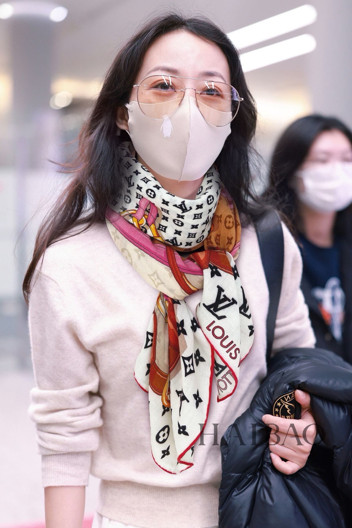 NO:178715,Cashmere square scarf. I really like [L shoulder strap flower 140] Flower And Straps cashmere square scarf combines classic elements with modern brushstrokes, and surrounds the central large Monogram. The flowers present the complex interweaving of shoulder straps, chains, luggage tags and spring buckle patterns, highlighting the brand box heritage. Monogram and Damier patterns are integrated into the background of attention. It is highly recommended that the hand is slow and the price is really good. This size is not big or small, and it is very easy to match. The quality is super good. The high-end quality will be understood by hand. The high-end details are what you see, the heavy and huge VIP customers must-have recommendations 140*140cm cashmere square scarf, the high-end scarf19860909羊绒方巾 真心赞【L肩带花卉140】Flower And Straps羊绒方巾以摩登笔触融汇经典元素,围绕中央大号Monogram 花卉呈现肩带、链条、行李牌和弹簧扣图案的繁复交织,彰显品牌制箱传承.Monogram和Damier图案共同融入瞩目背景.强烈推荐手慢无价格真心好,这个size不大不小特别好搭配,品质超级好拿到手就会懂的高端品质,高端细节所见即所得重磅巨献VIP客户必入推荐140*140cm羊绒方巾高版本围巾,高版本围巾,scarf