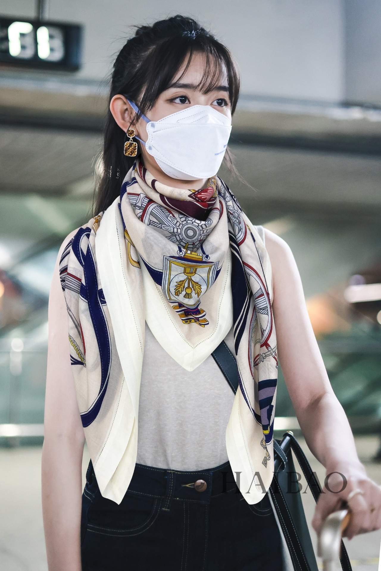 NO:178717,New cashmere model. It is recommended to buy it. Hermes double-sided, same-color cashmere edging square scarf [Dignified Wheel edging 140]. Top craftsmanship and value. Hermes counter hits three-dimensional presentation patterns and patterns. The real grade is very high. Special craftsmanship is stunningly developed. Special cutting-edge craftsmanship is loved by white and rich beauty. Whether it is quality, style, price, they scream. Super high cost performance, absolutely worth buying. Size 140cm*140cm, 70 cashmere silk high-version scarf, high-version scarf, hermes, real silk19860909羊绒新款 买了都说好看推荐爱马仕双面同色羊绒镶边方巾【尊贵之轮镶边140】,顶级工艺超值爱马仕专柜爆款立体呈现图案纹路实物档次极高特殊工艺高端研发惊艳问世特殊尖端工艺处理受到白富美的喜欢 无论是品质 款式 价格都令大牌控的她们尖叫 超高性价比 绝对值得入手尺寸140cm*140cm,70羊绒真丝高版本围巾,高版本围巾,hermes,real silk,scarf