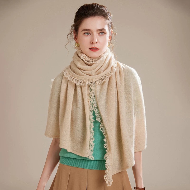 NO:178975,Piyana [LP lace tassel cashmere long scarf] LP cashmere family, a newcomer in the cashmere industry, you can go and have a look at it yourself. The price of his house will probably discourage you. It is too expensive, it is simply a noble price. This lace embellishment style is novel and has super high cashmere quality, and will be favored by this brand. This cashmere boutique scarf is very rare in the market. It is really a super high-end product. Only this big brand will have fashionable decorations and surround the neck with generous and decent. Simple but not simple, light without losing decoration. The top material is wild cashmere high-version scarf, high-version scarf, loro piana19860909皮雅娜【LP花边流苏羊绒长巾】LP羊绒世家,羊绒界的新贵,只做最好的皮雅娜自己可以去看看哦,他家的价格估计会让你却步,太贵了,简直是贵族的价格.此款花边点缀款式新颖并且具有超高羊绒品质才会被此品牌青睐这种羊绒精品围巾是市场上及其少见的,真是超级高端货只有这种大品牌才会拥有时尚装饰,环绕颈间大方得体.简单而不简陋,清淡而不失装饰.材质最顶端野山羊绒高版本围巾,高版本围巾,loro piana,scarf