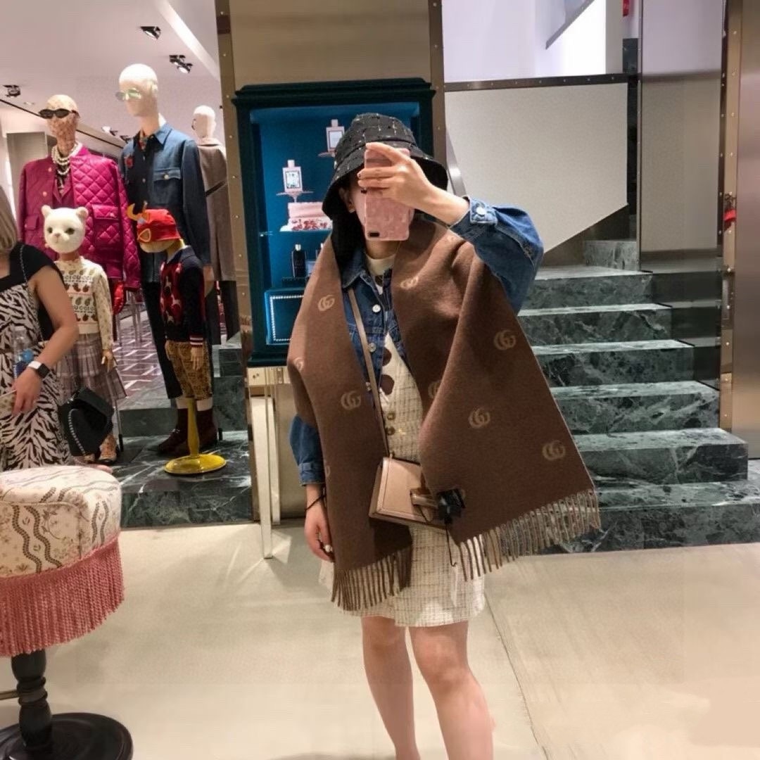 NO:180786,The new ZG synchronous [GG retro plaid double-sided long scarf] The classic GG pattern is one of the iconic elements that the brand began to use in the 1930s. After nearly a century of development, it still provides inspiration for the brand to explore new expressions. On this wool scarf, it is presented in retro plaid style, unique and unique!  Ruler 39198 ~ wool high-version scarf, high-version scarf19860909上新ZG同步【GG复古格纹双面长巾】经典GG图案是品牌在30年代开始使用的标志性元素之一,历经近一个世纪的发展依然为品牌探索全新表达提供灵感.在这款羊毛围巾上,它以复古格纹方式呈现,别具一格,独具特色！尺39198～羊毛高版本围巾,高版本围巾,scarf