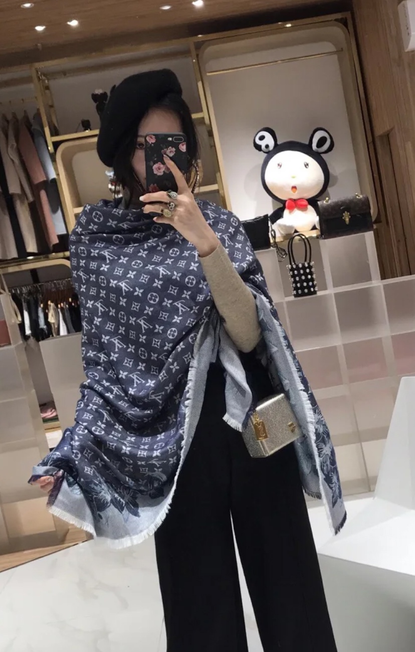 NO:181364,High-end customization, I really like the donkey [L silver thread lace square scarf] cashmere square scarf, Monogom pattern becomes the background, Louis Vuitton's classic elements and a circle of cut flowers around are beautiful, cleverly teaches the brand, silk cashmere paired with hand-made curly edges. It is highly recommended that the hand is slow without this size is not big or small, which is very easy to match. The quality is super easy to get and you will understand the high-end quality. High-end details, what you see is what you get, the heavy and huge VIP customers must enter recommended size *cm top silk cashmere high-version scarf, high-version scarf, louis vuitton, louis vuitton, louis vuitton, louis vuitton, louis vuitton19860909高端定制 真心赞驴家【L银线花边方巾】羊绒方巾,Monogom图案成为背景,路易威登的经典元素加上四周一圈剪花花卉缠绕美极了,巧妙教敬品牌,丝羊绒搭配手工卷边.强烈推荐手慢无这个size不大不小特别好搭配,品质超级好拿到手就会懂的高端品质,高端细节所见即所得重磅巨献VIP客户必入推荐尺寸*cm顶级丝羊绒高版本围巾,高版本围巾,louis vuitton,louis vuitton,louis vuitton,scarf