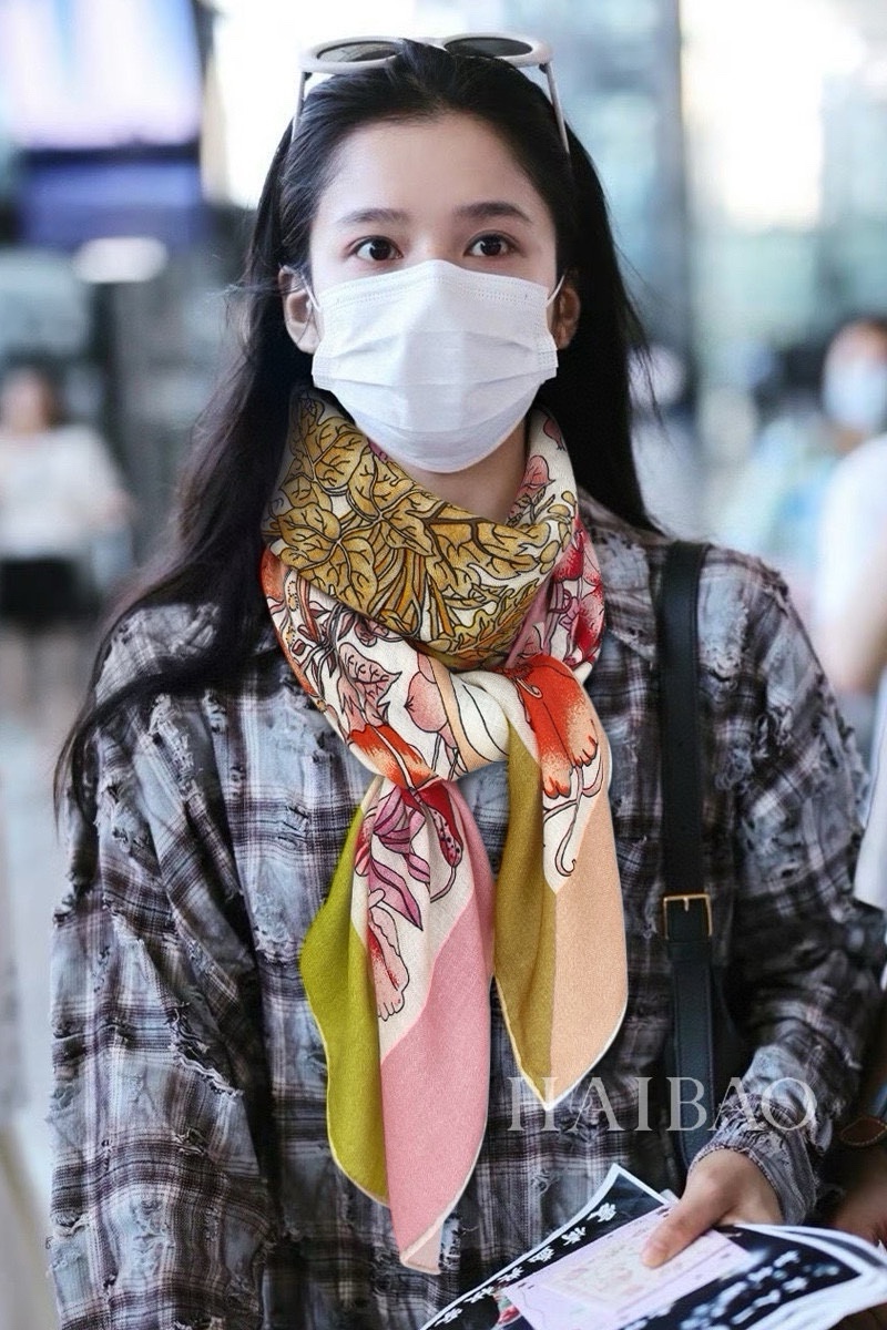 NO:181347,New cashmere model. It is recommended to buy it. GG cashmere square scarf [GG colored flower curly edges] ZG popular three-dimensional presentation pattern and pattern physical objects. The special craftsmanship is very high. Special technology is stunningly developed and developed. Special cutting-edge technology processing is loved by Bai Fumei. Whether it is quality, style, price, they scream. Super high cost performance, absolutely worth buying. Size cm*cm, cashmere high version scarf, high version scarf19860909羊绒新款 买了都说好看推荐GG羊绒方巾【GG彩色花卉卷边】ZG爆款立体呈现图案纹路实物档次极高特殊工艺高端研发惊艳问世特殊尖端工艺处理受到白富美的喜欢 无论是品质 款式 价格都令大牌控的她们尖叫 超高性价比 绝对值得入手尺寸cm*cm,羊绒高版本围巾,高版本围巾,scarf