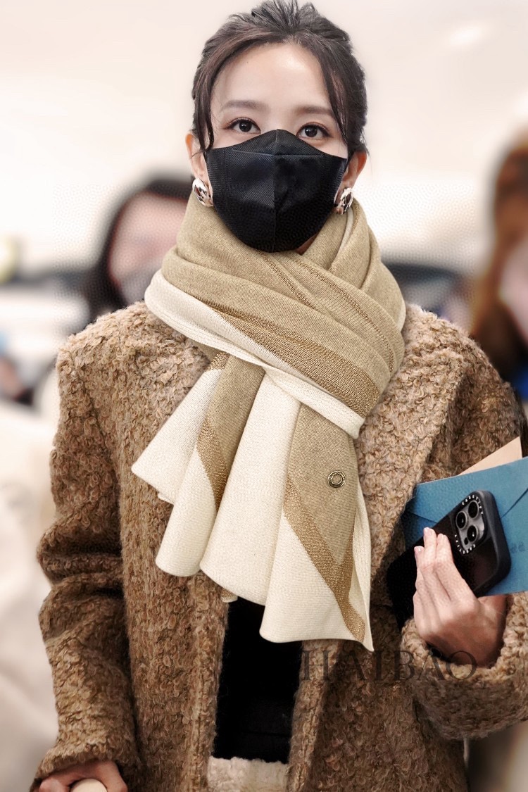 NO:182666,New style absolutely epic tip cashmere knitted [LP gold silk cashmere shawl] Pure cashmere real and soft. It is skin-friendly and soft and comfortable. The joints are made of good color-fading gold threads. The natural pure cashmere elegant color and the shiny effect of the metal threads are very outstanding and high-end. Whether you give it to others or use it for yourself, it is a good choice for ZUI. Let her accompany you to walk warmly in the Jianghu series, the highest-end one, soft and comfortable in the hand. Absolutely warm enjoyment. Such quality level is basically not visible in the domestic sales market, so you can enjoy it secretly. Low-key luxury has connotations. This scarf is definitely a luxury gift for rewarding yourself to give relatives and close friends. Specifications, 70*185cm, Cashmere cashmere. High-version scarf, high-version scarf, loro piana, shawls19860909新款 绝对史诗级尖端山羊绒针织【LP金丝羊绒披肩】纯羊绒实物雅致柔和.质感上亲肤柔软十分舒适.接缝处选用上好不掉色金线连接,天然纯羊绒儒雅的色泽配合金线的闪亮效果.十分的出彩显高档.无论送人还是自用都是ZUI好的选择,让她陪你温暖行走江湖系列最高端的一款,手感软糯舒适.绝对温暖的享受.这样的品质级别内销市场基本是见不到的,所以能见到的都偷着乐吧,低调奢华有内涵,此款围巾绝对是犒赏自己送亲人密友的奢华礼物,规格,70*185cm,Cashmere 山羊绒.高版本围巾,高版本围巾,loro piana,shawls,scarf