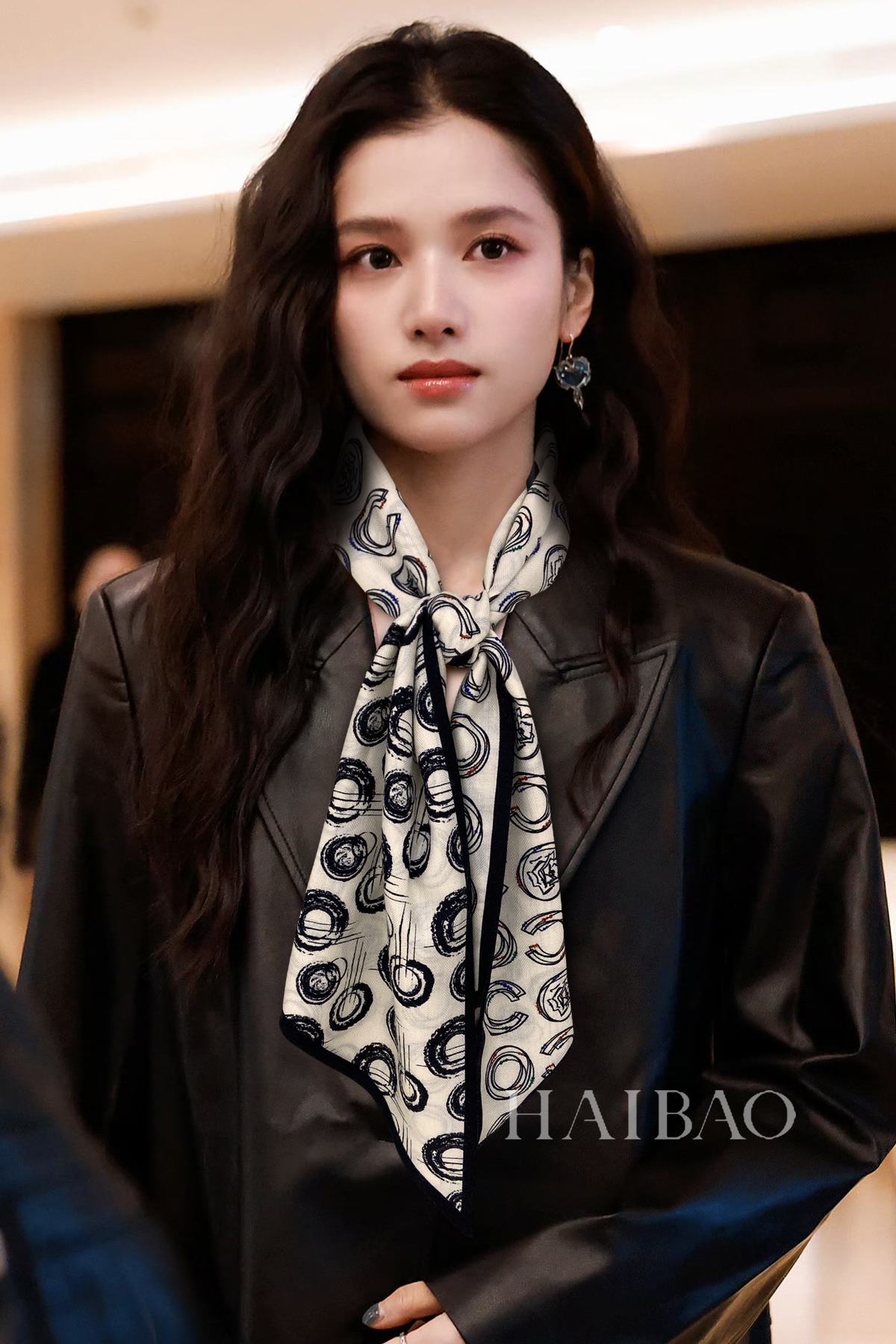 NO:182680,New product Xiaoxiang [COCO letter double-sided large streamers] Velvet double-layer large streamers in autumn. Switch the shape at will, small and elegant style 22*160 Gold size. High-end and fashionable without being too ostentatious, very design-like!  The new series released this year~ It is really beautiful with such a design!  Must-enter!  The upper body effect is so high-end and elegant!  High-version scarf, high-version scarf, gold19860909新品 小香【COCO字母双面大飘带】丝绒双层大飘带秋季 随意切换造型 ,小巧又不失优雅的款式 22*160 黄金尺寸 高级时尚又不会过于张扬,很有设计感~气质到骨子里！今年新出的系列~真的被这样的设计美！必入！上身效果简直高级优雅气质到不行！高版本围巾,高版本围巾,gold,scarf