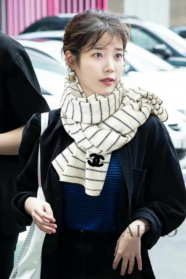 NO:182348,The new fragrance [Double C striped knitted long scarf] is beautiful [Tearing] The imperial palace-level new model is on sale. Imported pure cashmere fashionable chess board striped knitted wool is extremely beautiful. Really, the upper body is extremely skin-skin-colored. It is versatile. Look at it yourself. The scarf size is 80*200cm, the selected pure cashmere, the first choice is the best high-end scarf for gifts, the high-end scarf19860909香新款【双C条纹针织长巾】美翻了[流泪]御用殿堂级极品新款在售 进口纯羊绒时尚棋盘格镶边针织毛线美丽至极 真的 上身极为衬肤色 百搭 好看不好看自己看吧 围巾尺寸80*200cm,精选纯羊绒,送礼首选佳品高版本围巾,高版本围巾,scarf