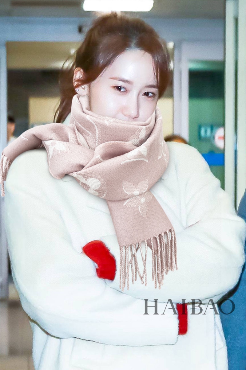 NO:182357,[L gold thread presbyopia double-sided long scarf] [LV latest gold thread style is fashionable and super aura!  !  The highest version on the entire network is welcome to compare!  !  !  】The presbyterian shawl has a new feeling, it is really beautiful and has a very textured texture!  !  【The highest version!  All information such as product number are consistent, and the latest anti-counterfeiting quality of the counter is the latest!  】The real mother’s value is a mess of the mess!  Welcome to compare~ It’s really great value!  !  Simply LV scarf enlarges the full classic Monogram pattern and embellishes it with gold lines to illustrate the Louis Vuitton design heritage while illuminating the daily dress focus. It matches it with long tassels to achieve a leisurely choice other than Reykjavik scarf and Logomania scarf. The upper body is very aura!  !  !  It is definitely the most advanced temperament, and it is invincible in front of the mirror!  No matter how you match it, it's high-end!  !  Don’t pick on people, as long as you know how to control the old flower shawl, you will find that her daily outfits are very practical!  !  Size and specifications 34*180cm!  Wool scarf!  Higher version scarf, high version scarf, louis vuitton, louis vuitton,shawls19860909【L金线老花双面长巾】【LV最新金丝款时髦超级有气场！！全网最高版本欢迎比对！！！】老花披肩有了新感觉,真的美爆了,很有质感！！【最高版本！产品编号等信息全部一致,专柜最新防伪品相！】亲妈超值价格吊打乱七八糟版本！欢迎比对~真心超值超赞！！Simply LV 围巾将全幅经典 Monogram 图案瞩目放大,加以金线点缀,阐述路易威登设计传承的同时点亮日常着装焦点,搭配纤长流苏,成就 Reykjavik 围巾和 Logomania 围巾之外的闲适之选.上身很有气场！！！绝对是最高级的气质,对着镜子无敌自恋！怎么搭都高级！！不挑人,只要你懂得驾驭老花披肩,你就会发现她日常穿搭都是非常实用的！！尺寸规格34*180cm！羊毛长巾！高版本围巾,高版本围巾,louis vuitton,louis vuitton,shawls,scarf