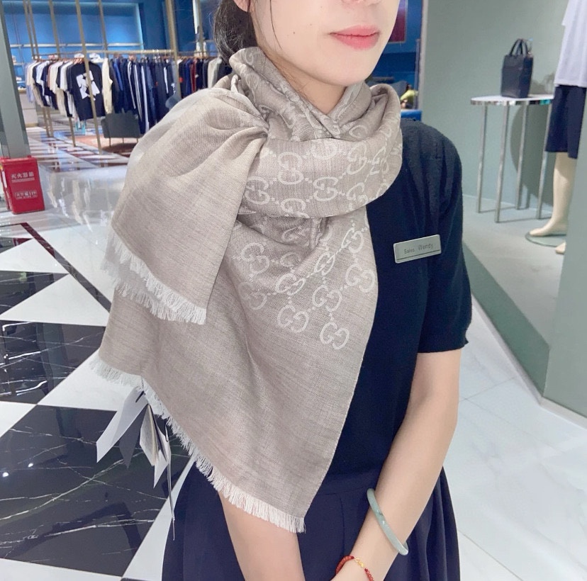 NO:182361,Gucci classic shawl [GG letter double-sided long scarf] G counter evergreen style, neutral style available for both men and women, excellent quality, classic double G jacquard pattern is popular among fashionable people all over the world, but you must not use cheap goods from Taobao to slap yourself. Since you choose this classic shawl, you must choose something with soul, seductive high-density font is extremely clear, the fabric is the top plateau cashmere wool silk (like the counter), soft and silky feel, luxurious and textured!  This shawl mixes silk and wool, the texture is soft and warm, classic and timeless. 70x200cm high-version scarf, high-version scarf, gucci, real silk, shawls19860909Gucci经典披肩【GG字母双面长巾】G专柜的常青树款,中性款男女都可用,品质极好经典双G提花图案风靡了全世界时尚人士衣柜里面绝对不能少的一件单品,但是你千万别拿某宝廉价的货色来磕碜自己既然选择这种经典披肩,你就一定选择有灵魂的东西精工高密度字体无比清晰 面料为最顶级高原开司米尔羊毛真丝(和专柜一样) 手感柔软丝滑 奢华有质感！这款披肩将真丝与羊毛相混搭,质地柔软而温暖,经典而永不过时.70x200cm 高版本围巾,高版本围巾,gucci,real silk,shawls,scarf